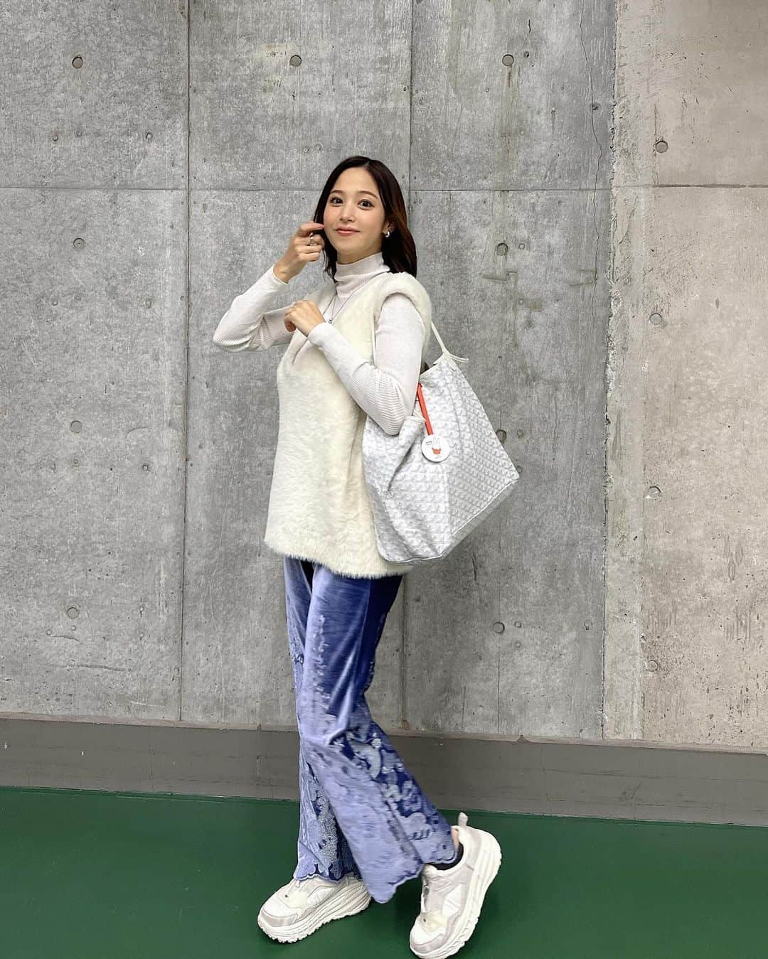 鷲見玲奈さんのインスタグラム写真 - (鷲見玲奈Instagram)「. そして今日の私服🤍  タートルネック×ベストはマタニティ期間の頼みの綱になりそうです🥺  ゴムウエストのパンツもキツくなってきたりと、徐々に着られる服が限られてきました…！！(ひぇー！)  ネットや店舗で可愛いなー♡とトキメいた服も、試着してみると想像していたように着られなくて、それが地味にストレスだったりします😇 もちろん仕方ないのは分かっていますし、些細なことなんですけどね😌  できる範囲のオシャレを楽しみたいと思います🥺  あ！あとマイナートラブルだと最近左足のこむら返りがすごいです…！！！🤣  #マタニティコーデ #マタニティーライフ #妊婦コーデ」12月9日 9時09分 - sumi__reina