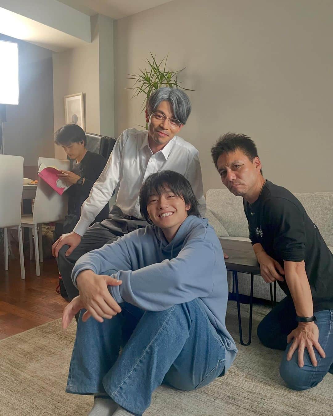 吉沢悠のインスタグラム：「． 息子ハルキと。  櫻井海音さん @kaito_0413 とのシーンは、2人の役柄的に、現場にはかなり緊張感があります。　  今夜の８話では、“父親と息子“のヒリヒリしたシーンを角田監督が、自分の強い想いを込めて撮られているので、力強いシーンになっています！  お楽しみに！  ーーーーーーーーーーーーーー テレビ朝日 土曜ナイトドラマ 【泥濘の食卓】〜第⑧話〜 @nukarumi_ex   今夜11:30から放送です。  どうぞお楽しみください。  #泥濘の食卓 #齊藤京子 #櫻井海音  #原菜乃華  #戸田菜穂 #筒井真理子 #吉沢悠」