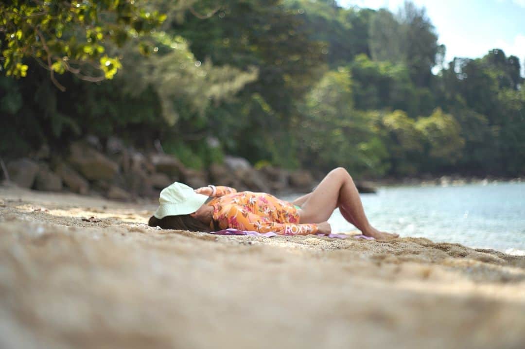 金子藍のインスタグラム：「海で泳いで寝て サンセット見ながらのんびりして 海が側にあるプーケット🌴  👚スポンサー @roxyjapan   #タイ #プーケット #海外旅行」