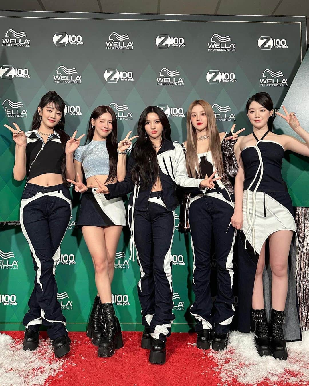 (G)I-DLEのインスタグラム：「[📸] 231208 @ #Z100JingleBall All Access Lounge  네버랜드의 뜨거운 응원 덕분에 만들어진 최고의 하루 🖤 다 함께 즐겨줘서 더욱 신나는 무대가 될 수 있었어요! 🤟 Thank you New York NEVERLAND for the warm welcome! 😘  #여자아이들 #GIDLE #iHeartJingleBall⁠」