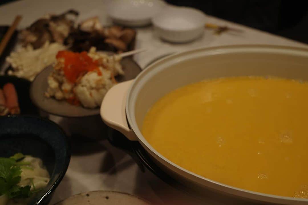 藤田敦子さんのインスタグラム写真 - (藤田敦子Instagram)「ㅤ @sousakuwashoku_jun さんの おいしそーなうにしゃぶをいただいたので @h.r.r.insta のすてきハウスで @yukachan_1223 といただきました🙏  セット内容はうにのお出汁とカニ🦀🩷 我々はブリを買って鰤しゃぶもできるようにしました。  うにの旨みがやばかったなあ🩷 うにスープのおかげでお野菜もとても美味しくて🥺  〆は @etsu_yo_ に教わった蝦子麺で。 麺がスープとよく絡んでパスタのよう✨  自宅でのおもてなしにもとても良い🩷 @reina_fushimi さん、ありがとうございました🥺」12月9日 9時33分 - blenda0305