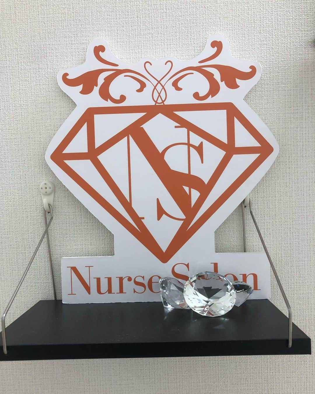 栗林里莉のインスタグラム：「♡ swipe→ Nurse salonでダーマエステをしてきたよー😊  ダーマエステは施術してから1週間かけて、皮がだんだん剥けて(全く痛くないよ)、お肌がキレイになっていくよ！  2枚目は無加工のビフォーアフターなんやけど、気になっていた色ムラや毛穴が改善されてうれしいー✨  女性だけでなく、男性にもオススメの施術です🙌  他にも色んなメニューがあって、自分のお肌の状態に合わせてスタッフさんにアドバイスしてもらえるよ⭕️  栗林里莉の紹介で10%割引になるので是非使ってねー🤍  ナースサロンは ・お子様連れの方も可能👶 ・スタッフ全員が正看護師の資格を持っており、カウンセリングから施術、アフターケアLINE24時間対応しているため安心して受けられます👍  東京都新宿区百人町2丁目5-8  科研ビル1-C  #nurse_salon #ナースサロン #ダーマ #新大久保 #美活 #栗林里莉 #ririkuribayashi #PR」