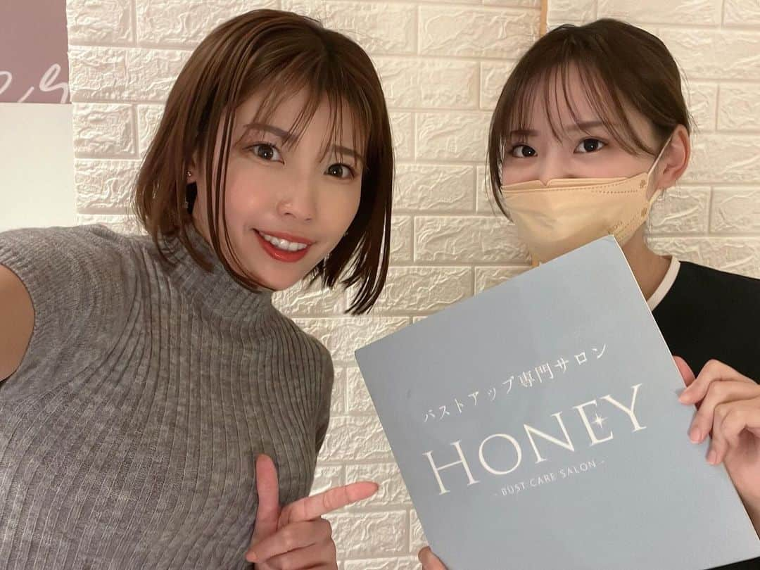 中村愛さんのインスタグラム写真 - (中村愛Instagram)「✌️♡ ・ ・ ・ 久しぶりの〜 @honey_bust さん🫶  YouTubeでもお世話になってまして 気付いたら1年ちょっとぶりになってしまった！  でもお互い話盛り上がり🧏‍♀️ 相変わらず施術はうまいし 効果ありです♪   ほんとは5回くらい行く方が良き！ でも1回でも分かるよ🙋‍♀️ 2枚目参照☺️  また行きまっす😍  #pr  #バストアップケア #バストアップ専門」12月9日 9時40分 - nakamuramura_ai