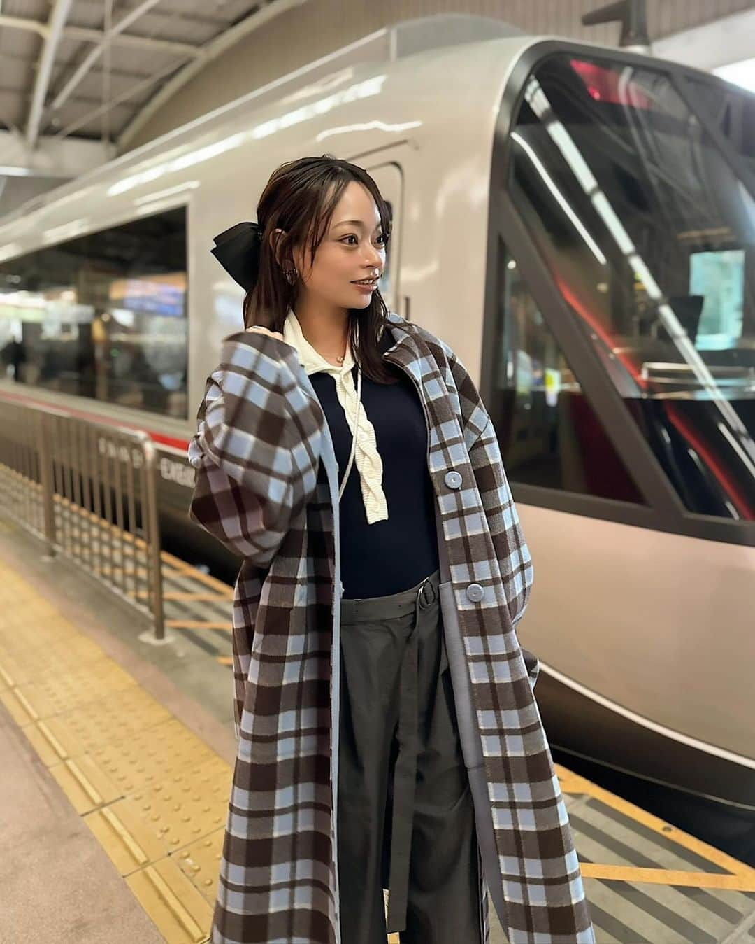 Yuuki mimuraさんのインスタグラム写真 - (Yuuki mimuraInstagram)「#PR 🚃🍁ᐝ  先日、ゆいかちゃんと2人で 日帰りで箱根湯本へ行ってきたよ♨️ 新宿から約1時間半で到着する、 『ロマンスカー』に乗ったんだけど快適すぎた🚃“  自然もあったしご飯も美味しいし 行き帰りの車内も快適だし、 ちょっと疲れてリフレッシュしたいなって時に ピッタリでした🤍  楽しかったな😌🤍🫶🏽  今度はゆっくり一泊したいし、また行きたいな♨️  @romancecar_navi  #マイロマンスカー  #箱根ロマンスカー #箱根湯本#箱根湯本駅 #箱根#日帰り旅#プチ旅行  #ロマンスカー#女子旅」12月9日 9時40分 - u0829u