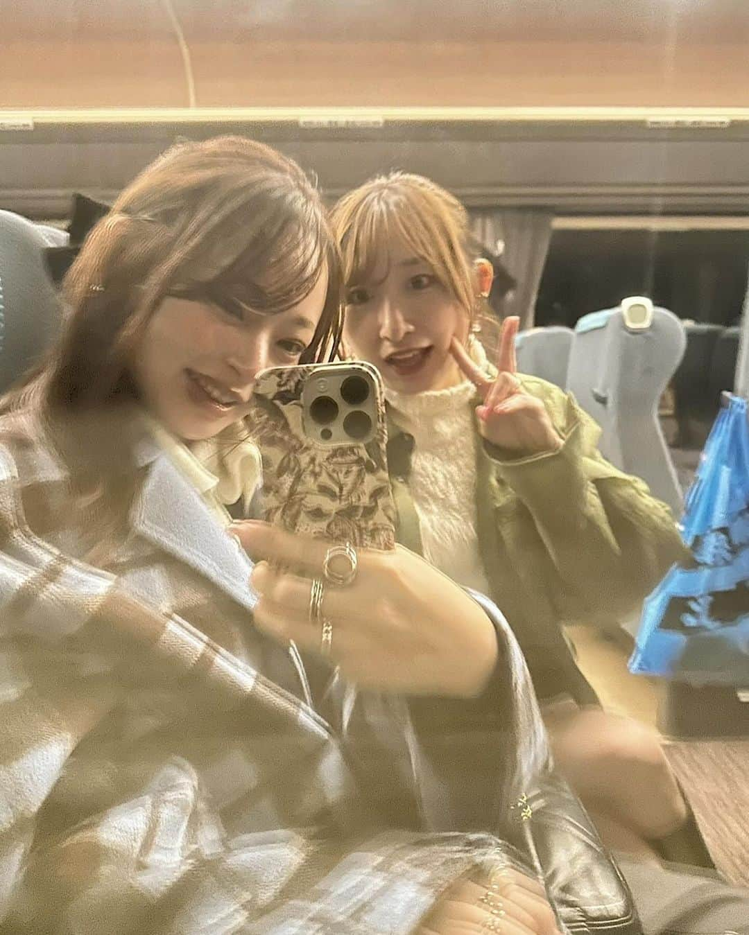 Yuuki mimuraさんのインスタグラム写真 - (Yuuki mimuraInstagram)「#PR 🚃🍁ᐝ  先日、ゆいかちゃんと2人で 日帰りで箱根湯本へ行ってきたよ♨️ 新宿から約1時間半で到着する、 『ロマンスカー』に乗ったんだけど快適すぎた🚃“  自然もあったしご飯も美味しいし 行き帰りの車内も快適だし、 ちょっと疲れてリフレッシュしたいなって時に ピッタリでした🤍  楽しかったな😌🤍🫶🏽  今度はゆっくり一泊したいし、また行きたいな♨️  @romancecar_navi  #マイロマンスカー  #箱根ロマンスカー #箱根湯本#箱根湯本駅 #箱根#日帰り旅#プチ旅行  #ロマンスカー#女子旅」12月9日 9時40分 - u0829u