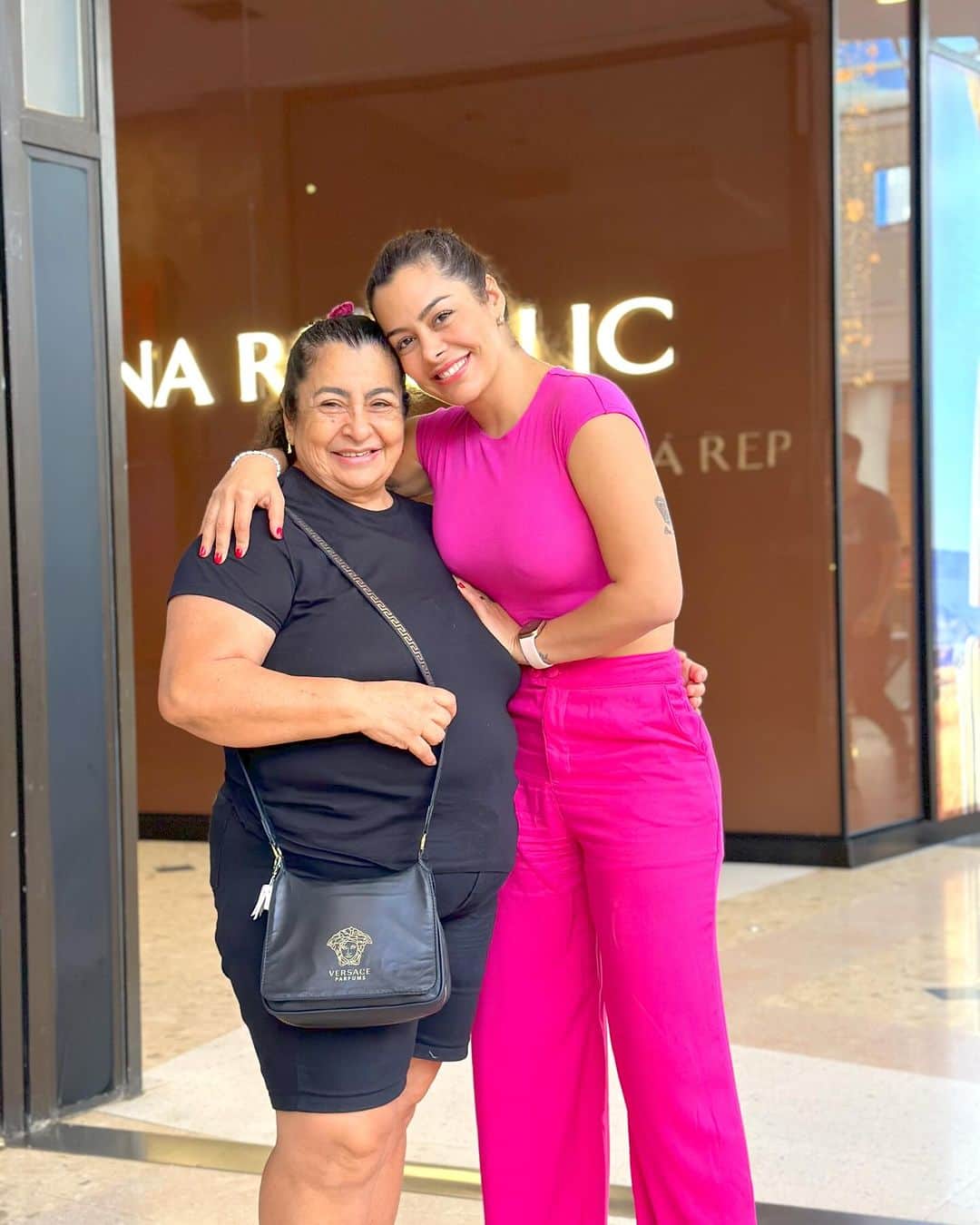 ラリッサ・リケルメのインスタグラム：「¡Feliz cumpleaños, mamá querida! En este día especial, celebro la increíble mujer que eres. Tu amor incondicional y tu dedicación han convertido cada día en un hogar cálido y acogedor. Gracias por limpiar no solo nuestro hogar, sino también mi corazón con tu cariño impecable. Eres la inspiración detrás de mi felicidad, la luz que ilumina mi camino.  Hoy quiero agradecerte por enseñarme la verdadera esencia del amor y la bondad. Tu vida es un regalo precioso y cada momento contigo es un tesoro inigualable. Que este día esté lleno de alegría y amor, reflejando la maravillosa persona que eres. Te amo más de lo que las palabras pueden expresar. ¡Feliz cumpleaños, mamá extraordinaria! 🎉💖 te amo con toda mi vida @limpiafrutos08」