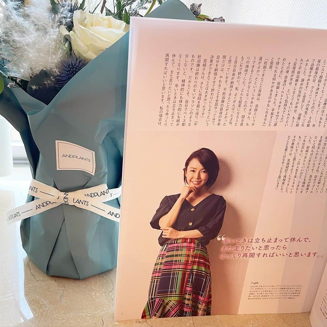 宮崎宣子さんのインスタグラム写真 - (宮崎宣子Instagram)「今日からはじめる妊活サポートbookさんの取材を受けました。  妊娠中から依頼を頂いておりましたが、 無事に産まれてきてくれるか不安だったので、 出産後にお願いしていました。  出産から怒涛の2ヶ月が過ぎると 不妊治療中や妊娠中のエピソードが全て遠い昔のように感じました。  私は不妊治療をスタートしたのが遅かったので、 治療期間も限られていました。  先生からもリミットが近いことは最初から聞いておりましたので、 自分が後悔しないように最後に出来る限りのことはやっておきたいという気持ちでした。  何が効果的だったのかは分かりませんが、 当時のエピソードをお話しさせて頂きました。  もし良かったら覗いてみてください☺️  3ヶ月過ぎてから、ずっと夜は5時間寝てくれています😭🙌 身体が大きくなってきて、ミルクを飲む量も増えてくれたから体力がついてきなのかもしれません😆  腱鞘炎か酷くて、箸を持つのも痛くて😭 はじめは左手首が痛かったのに、庇っていたら今度は右手首も痛くなり、、、 今は両方とも痛みがあっても抱っこし続けるのでなかなか治らないですね😂  #今日からはじめる妊活サポートブック  #インタビュー #妊活 #不妊治療 #出産2ヶ月  #44歳 #男の子ママ」12月9日 9時35分 - miyazaki_nobuko