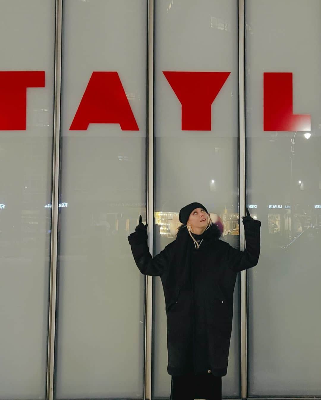 テイラー・モンセンさんのインスタグラム写真 - (テイラー・モンセンInstagram)「Hanging at the @hardrockhotelnyc with @jayz and @beyonce  @saks @rockefellercenter and… @taylorswift ?? #wrongtaylor #christmastimeinnyc」12月9日 9時36分 - taylormomsen