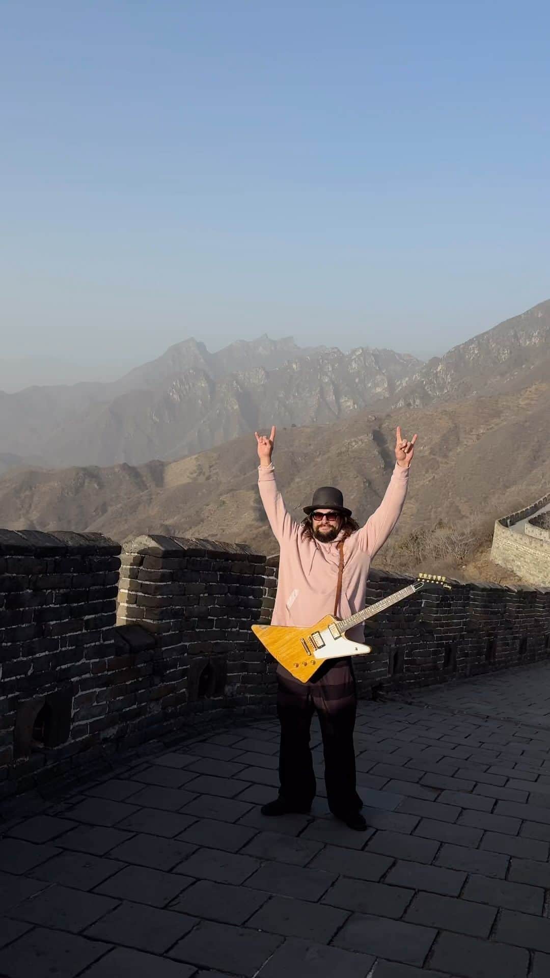 ジェイソン・モモアのインスタグラム：「#Aquaman at the Great Wall - YEAHHHHH!」