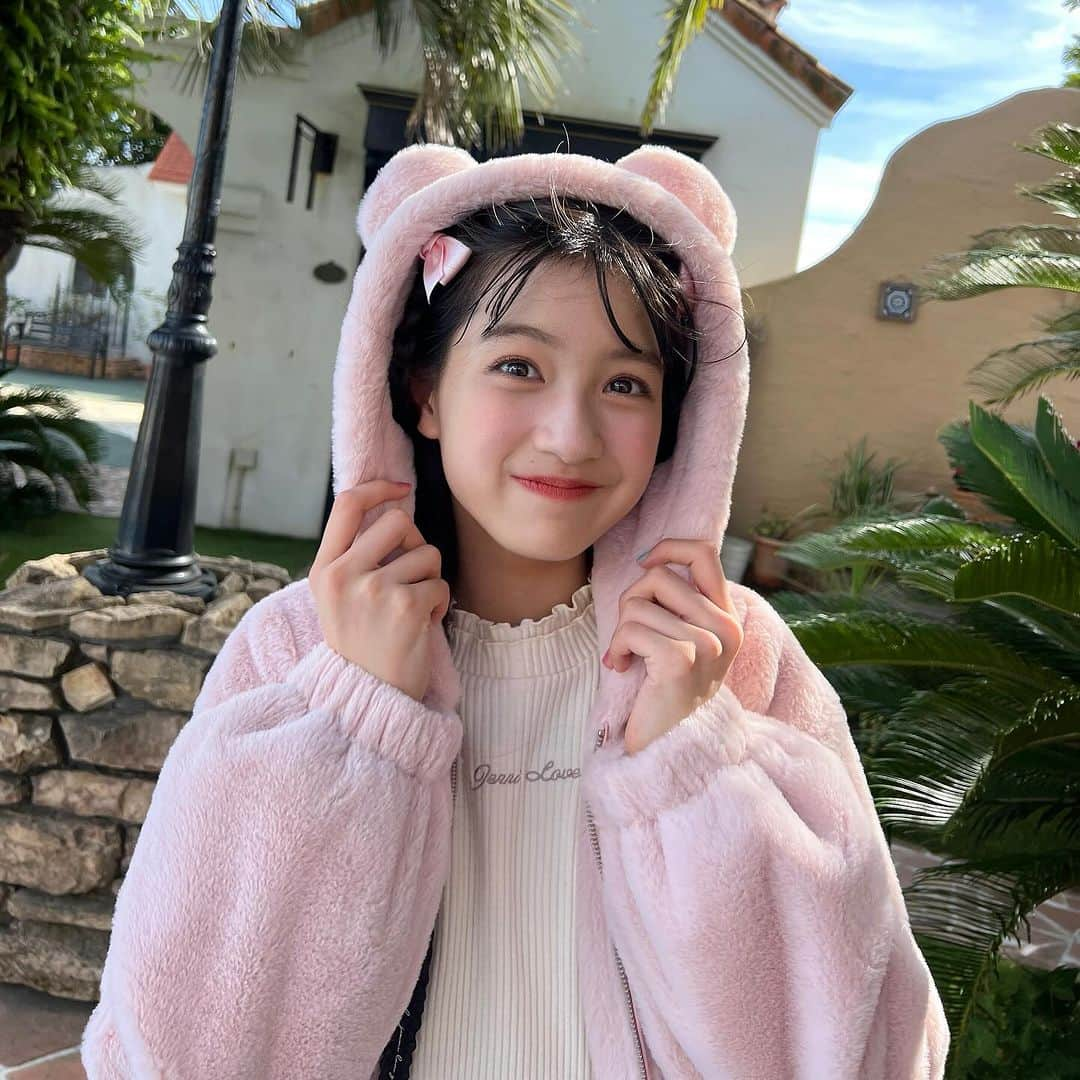 JENNI loveさんのインスタグラム写真 - (JENNI loveInstagram)「くまちゃんすいちゃん🧸🩷ｶﾜｲｲ  気温が下がって毎日寒いけどモコモコかわいいアウターでおでかけしよう♬❤︎  コートをGETするならクリスマスフェアのいまがチャンス🎄🦌🛷  #jennilove #ジェニィラブ #川瀬翠子 #ニコプチ #クリスマスフェア」12月9日 9時40分 - jennilove_official