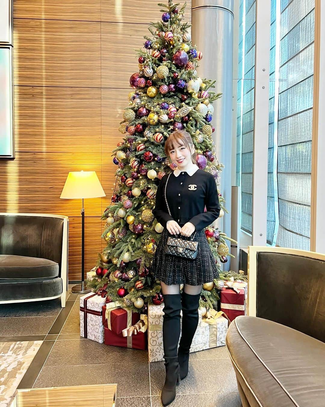 早川愛のインスタグラム：「🎄🎄🎄  Christmas treeかわいい💚💚💚  ・  @maisonmarunouchi  #クリスマスツリー #christmastree #フォーシーズンズホテル丸の内」