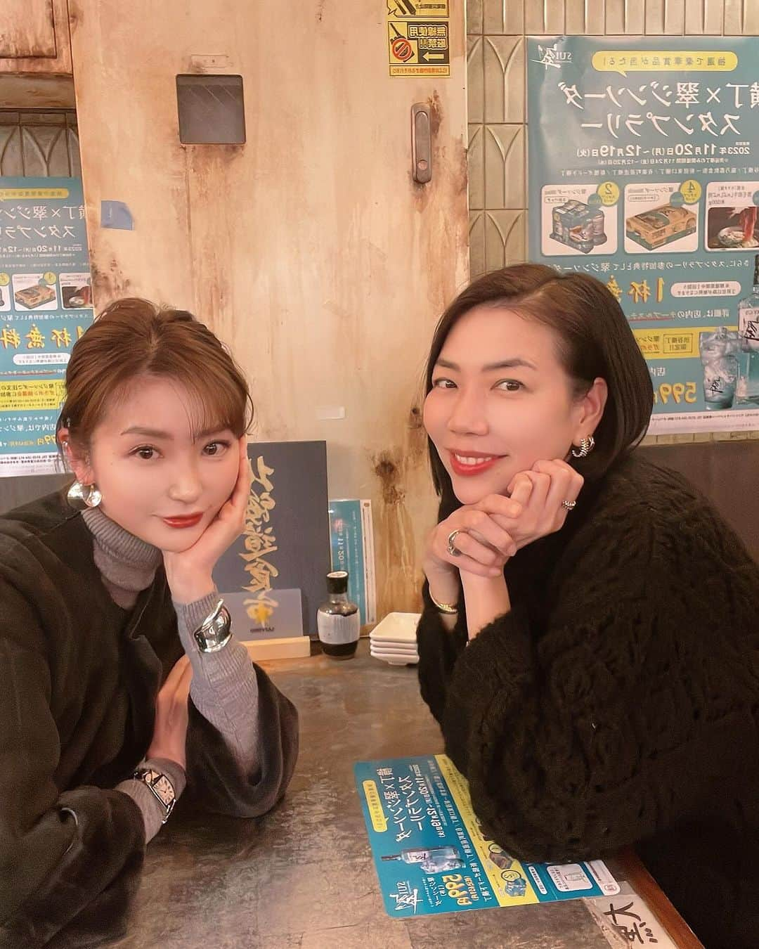 MAMIのインスタグラム：「晴れ渡る青空の渋谷横丁で 推し愛へし愛lunch🍶  共通点)) 高身長(172/177) Diamond好き カルティエ好き 重ね付けし隊メンバー 推し愛語りがち 娘同級生 推し遭遇運強め お誕生日に銀座で推し(平野紫耀くん)と遭遇する運の強さを持つ  推しを応援したいけど、 BIGになると淋しくなる複雑な気持ちの共有🍶#extrahot  #いつも東京ドームで #見送りペン卒してきた私 #わかるわかるが止まらない   降りたはずなのにテテちゃんの 入隊に動揺。。切ない。  エンドレス乾杯のあと 勢いでボディピアスへGO(me付き添い)ロックでパンクな一日を満喫。 @meijidoriclinic   人生折り返したのでもう迷いなく 好きなことをしていいんです。  年内目標が1つ達成ね。 ピアスは私もだーいすきなので 来年はピアス作ろうかな♡	  #ママ友#娘たちバンドメンバー#大人のボディピアス推進委員会 #bts#imp#キムテヒョン#newtravc#乾杯王#渋谷横丁#高身長女子 #ピアス好きな人と繋がりたい #ボディピアス好きと繋がりたい #ジュエリー好き」