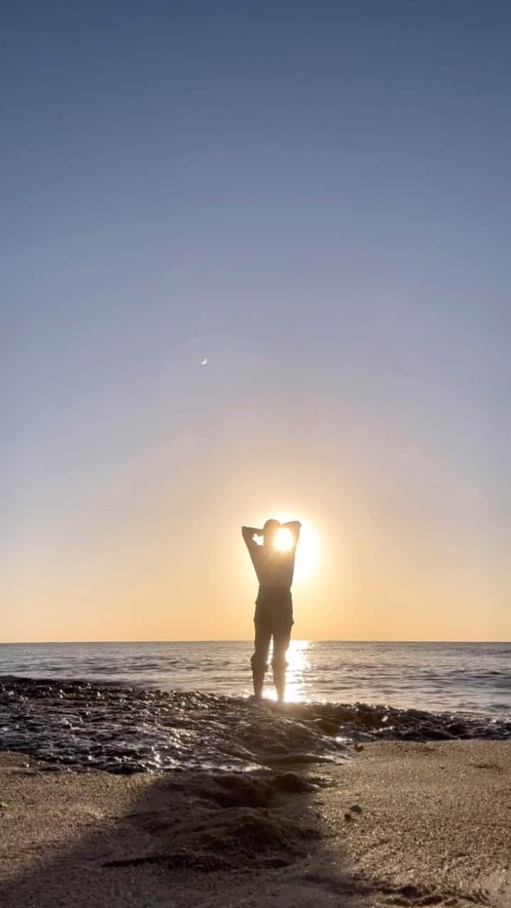 福田朋夏のインスタグラム：「Beautiful sunset 🌅  昨日の夕日とっても綺麗だった😌🧡 癒しをありがとう💛🧡💛 #sunset okinawa #beach」