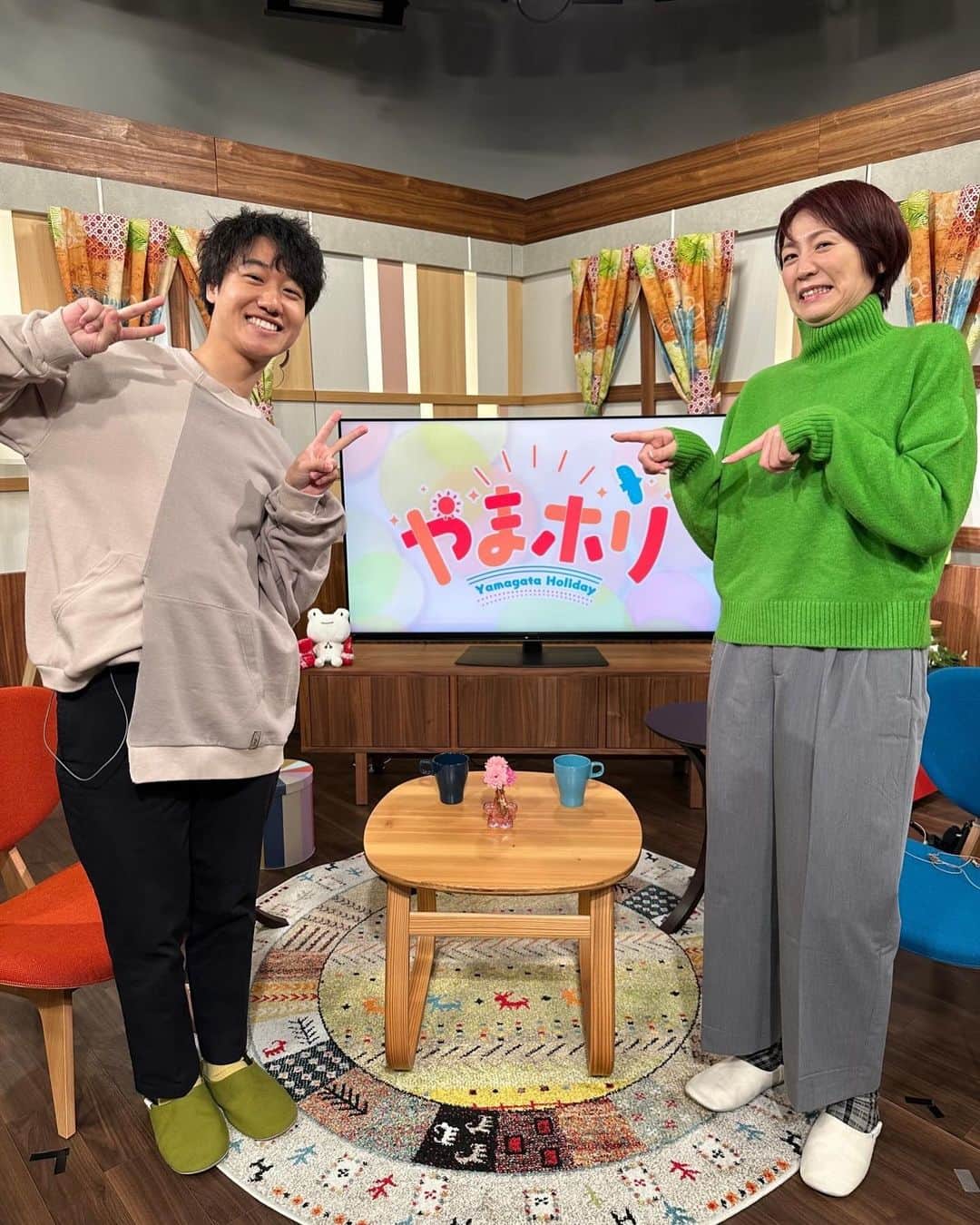 高橋みゆきのインスタグラム：「やまホリでした🎶スキー場もいよいよ始まるし⛷️冬きた〜⛄️ 来週お休みで海外行くから活きのいいエンジョイホリデーしてる伊藤アナ😄笑 #NHK山形 #やまホリ #本番前の私達 #エンジョイホリデー」