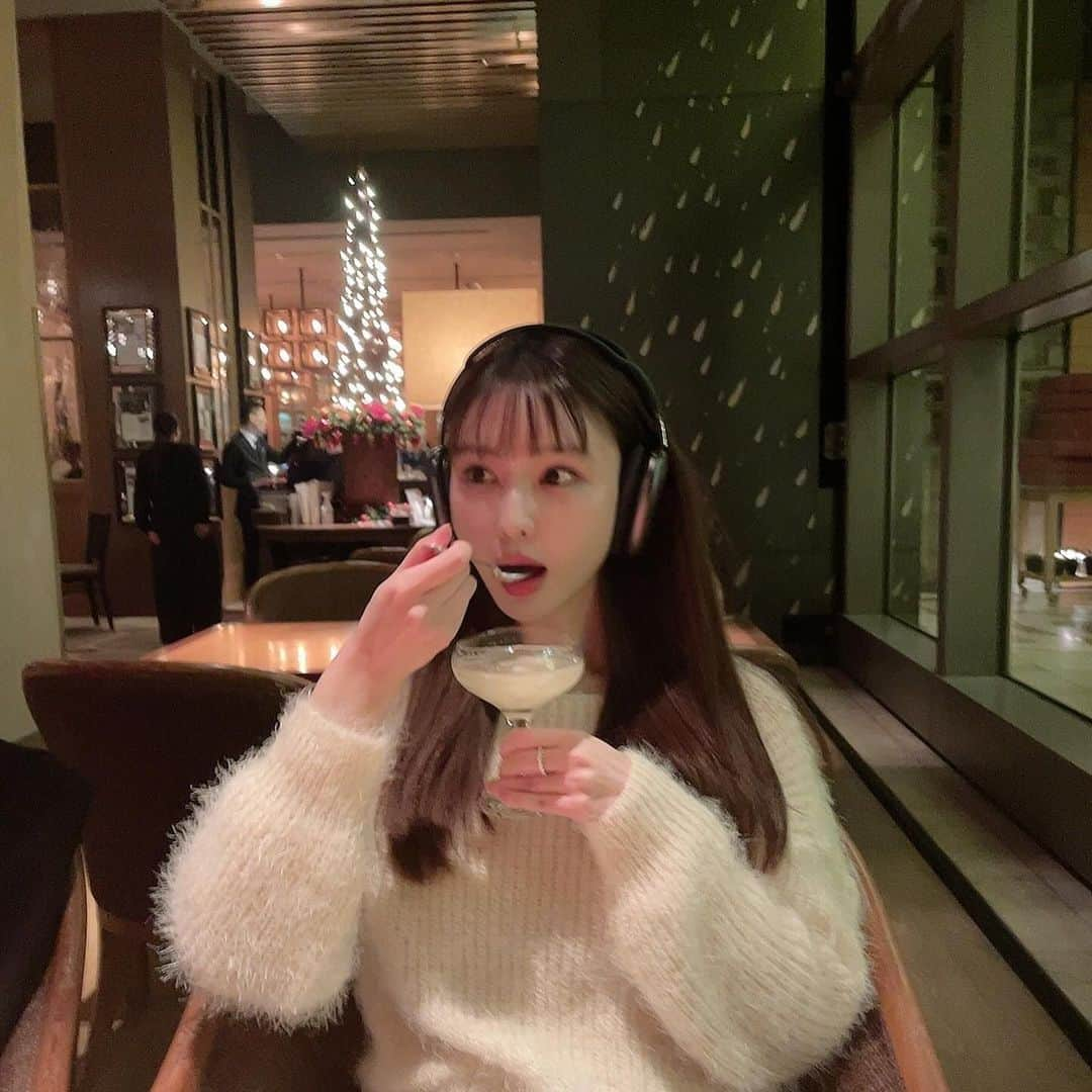 椎名美月さんのインスタグラム写真 - (椎名美月Instagram)「今日も天気が良くて幸せだなぁ。 昨日かかとのケアをして寝たら！なんだか足裏が別人みたいでふわふわに生まれ変わった気持ちです🤭 最近何かイメチェンしたかったから丁度良かった〜 かかとのイメチェンしました笑」12月9日 9時56分 - mizkiss