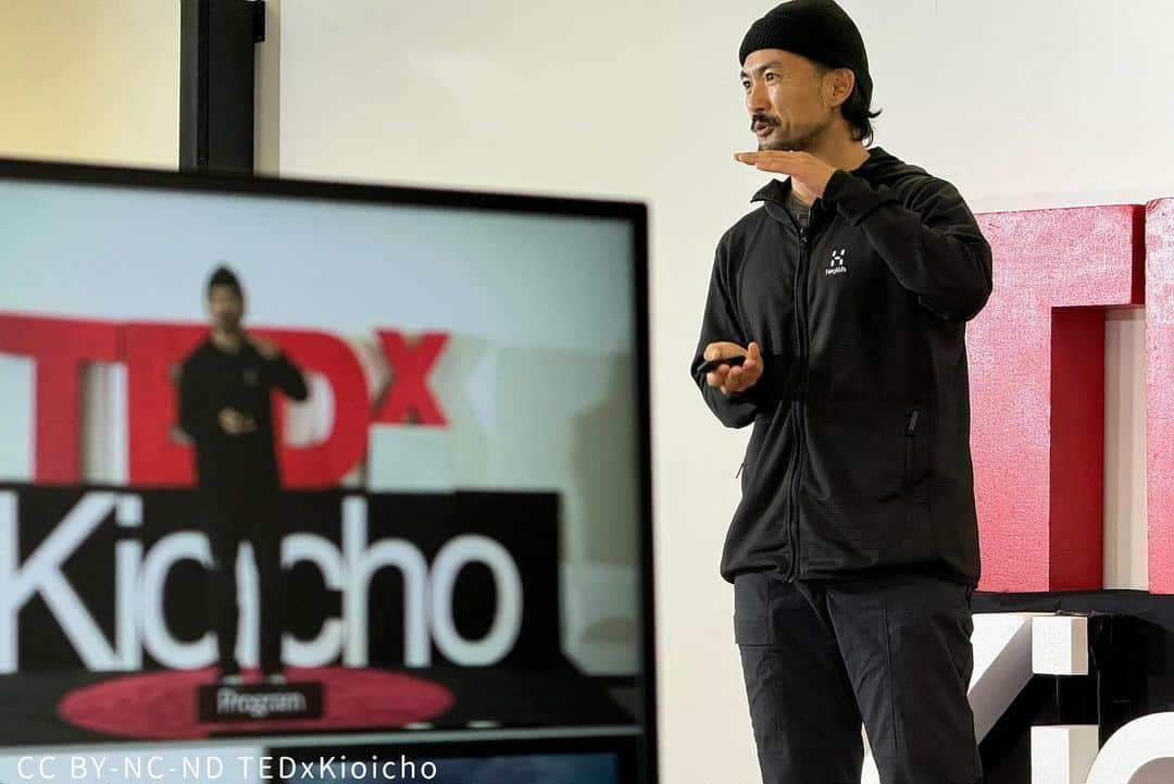 田村幸士さんのインスタグラム写真 - (田村幸士Instagram)「先日参加した TEDxKioicho のスピーチが『TEDx Talks』にアップされました。  街に住む人にとって自然は何をもたらしてくれるか。  自然の宝庫である群馬県みなかみ町と出会ったこと、俳優になったこと。そのふたつが僕と自然の関わり方を大きく変えてくれました。 「なんとなく良いんだよなあ」と感じる自然をもっと具体的に感じることで街での生活がもっと豊かに。  僕は山や海のスペシャリストではありません。 街に住みながら自然を楽しむ僕が感じること。 自然と向き合うことは街で生活する人にとって大きなものを与えてくれます。  僕が地方創生に関わる際に話すことも含めて盛りだくさん。制限時間があるなか早足で話しておりますが是非ご覧ください！  ストーリーズハイライト『TEDx』に動画のリンクがあります。 . . . . . . . —— ✂︎ —————— #TEDx #TEDxKioicho #naturelife #tokyolife #minakami #gunmapics #skiing #climbing #mountainlife #haglöfs #haglofs #dbjourney #msrgear  #みなかみ #ホグロフス #自然との共生 #自然との調和  @enjoyminakami  @haglofsjapan  @haglofs @dbjourney_japan  @msrgear_japan  @blackcrows_jpn  @salomonskijp  @uplnd_official」12月9日 9時59分 - kojimg