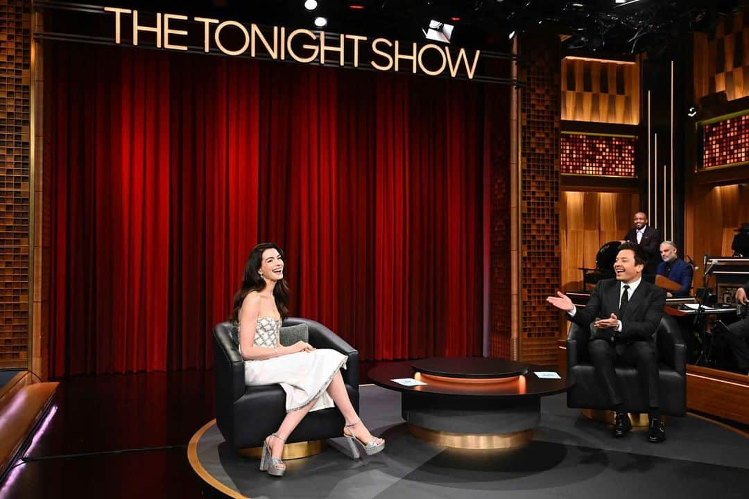 アン・ハサウェイのインスタグラム：「Thanks @jimmyfallon for having me on @fallontonight to talk #Eileen—it was a scream!!!」