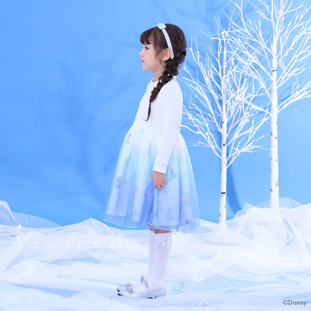 mezzo pianoさんのインスタグラム写真 - (mezzo pianoInstagram)「❄️SPECIAL ITEM❄️ 　 Disneyの大人気作品『アナと雪の女王2』とメゾ ピアノのスペシャルアイテムが登場。 　 2人のプリンセス、アナとエルサをイメージしたカラーやモチーフをメゾ ピアノらしいデザインに！ 憧れのプリンセス気分が楽しめる心躍るアイテムが揃います♡ 　 フロントの上品なレースと美しいグラデーションが印象的なワンピース。エルサをイメージしたブルーのグラデーションと、アナをイメージしたラベンダーのグラデーションの2色展開です。総柄に重ねたグラデーションチュールにはビジューがついた細部までこだわったデザインです！1枚で華やかなワンピースはパーティーにもぴったりのアイテムです。 　 　 ◆【アナと雪の女王】チュールドッキングワンピース（6034324）19,580円 　  ************************* ■店舗＆ナルミヤオンライン発売日：2023年12月9日(土) ■販売場所：全国百貨店内 メゾ ピアノ店舗、公式オンラインショップ「ナルミヤオンライン」 ※ナルミヤオンラインでは、2023年12月9日(土) 10:00より発売開始 　 ＊入荷、在庫状況は店舗によって異なる場合がございます。 ご利用の店舗にお問い合わせ下さい。 ＊オンラインの入荷・在庫状況についてはナルミヤオンラインまでお問い合わせ下さい。 ************************* 　 　 @narumiyaonline_official #mezzopiano #メゾピアノ #disney #ディズニー #アナと雪の女王 #アナと雪の女王2 #FROZEN #エルサ #アナ #オラフ #jsコーデ #キッズコーデ女の子 #キッズコーデ #キッズファッション #ナルミヤオンライン #むすめふく #instafashion #kidscode #子供服 #子供服通販 #narumiyaonline #女の子コーデ #女の子ママ」12月9日 10時00分 - mezzopiano_official