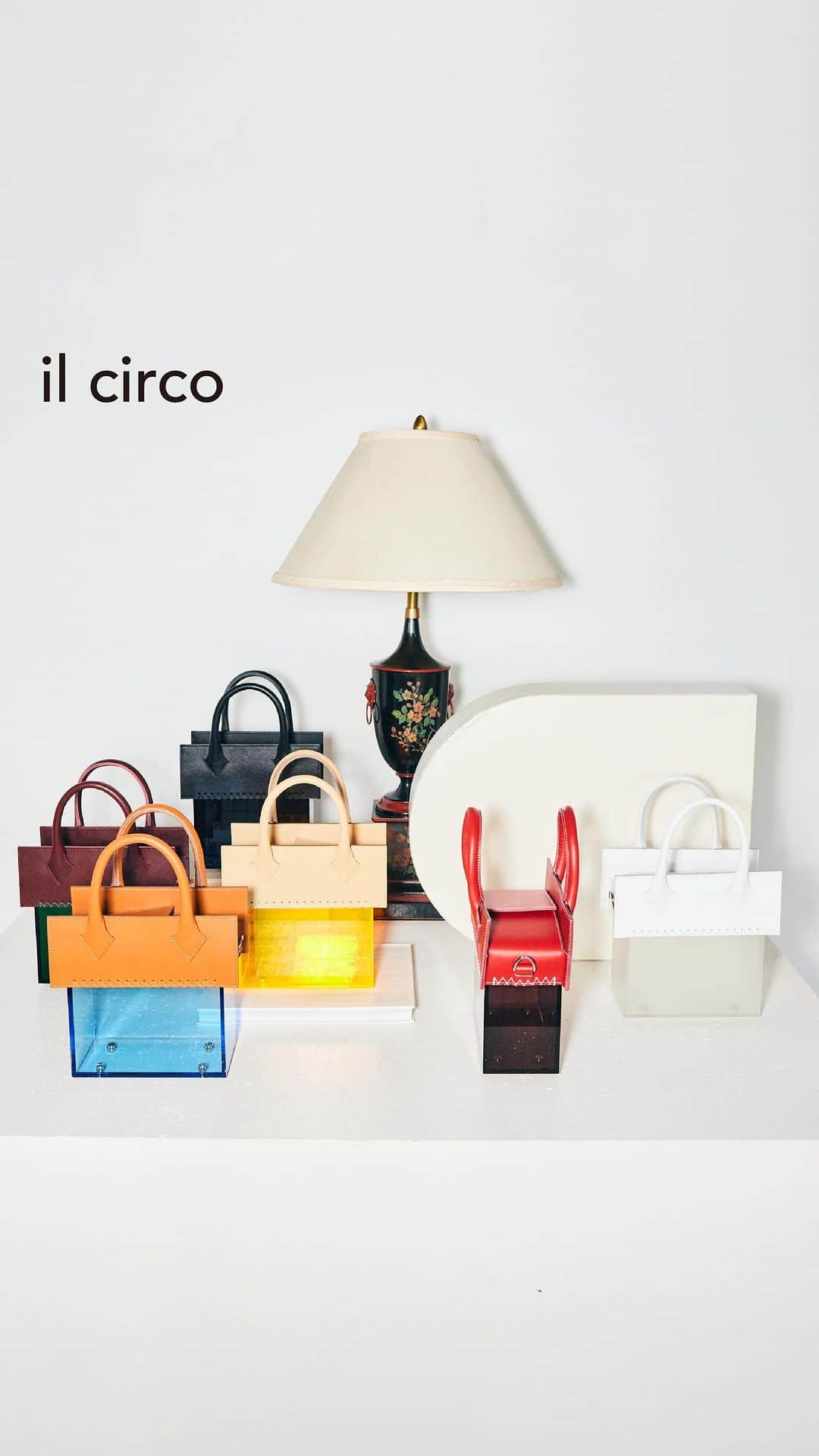 のインスタグラム：「. 【"RETRO-FUTURE BAG” order event 】 12/14 thu - 12/18 mon  at SHIBUYA / NAGOYA / KYOTO 12/21 thu - 12/25 mon  at  SHINJUKU / OSAKA  インテリアスタイリストのMasafumi Mori氏が手掛ける≪il circo≫ "RETRO-FUTURE BAG” のカスタムオーダーイベントを開催致します。 @circoworks  アクリルと厚革のバッグは、異素材の出会いがテーマ。 フューチャリスティックな鋭さを持ったアクリル板と、手の延長のような素朴で優しい厚革の織り成すバランスは、レアな組み合わせながら、お互いを引き立て合う関係性を生み出すスペシャルな顔立ちです。  fashion bagとしてだけでなく、椅子や棚の上で静かに主張するインテリアオブジェクトとして、またはお花を活けてみるのもいいかもしれません。  ６色のレザーと12色ものアクリルを組み合わせて、あなただけの作品に仕上げてください。  ____________________________________ ＊12/16 sat / 13:30-17:00  charrita / il circo　両デザイナーとCITYSHOP conceptor片山が渋谷店に在店し皆様をご接客させて頂きます。 是非、遊びにいらしてください！ ____________________________________ ＊12/16 sat / 13:00-13:30 EVENTの様子をINSTA LIVEにてお届けいたします。 お楽しみに！ ____________________________________ #cityshop#fashion #food #culture  #shibuya #shinjuku #osaka#kyoto#nagoya」