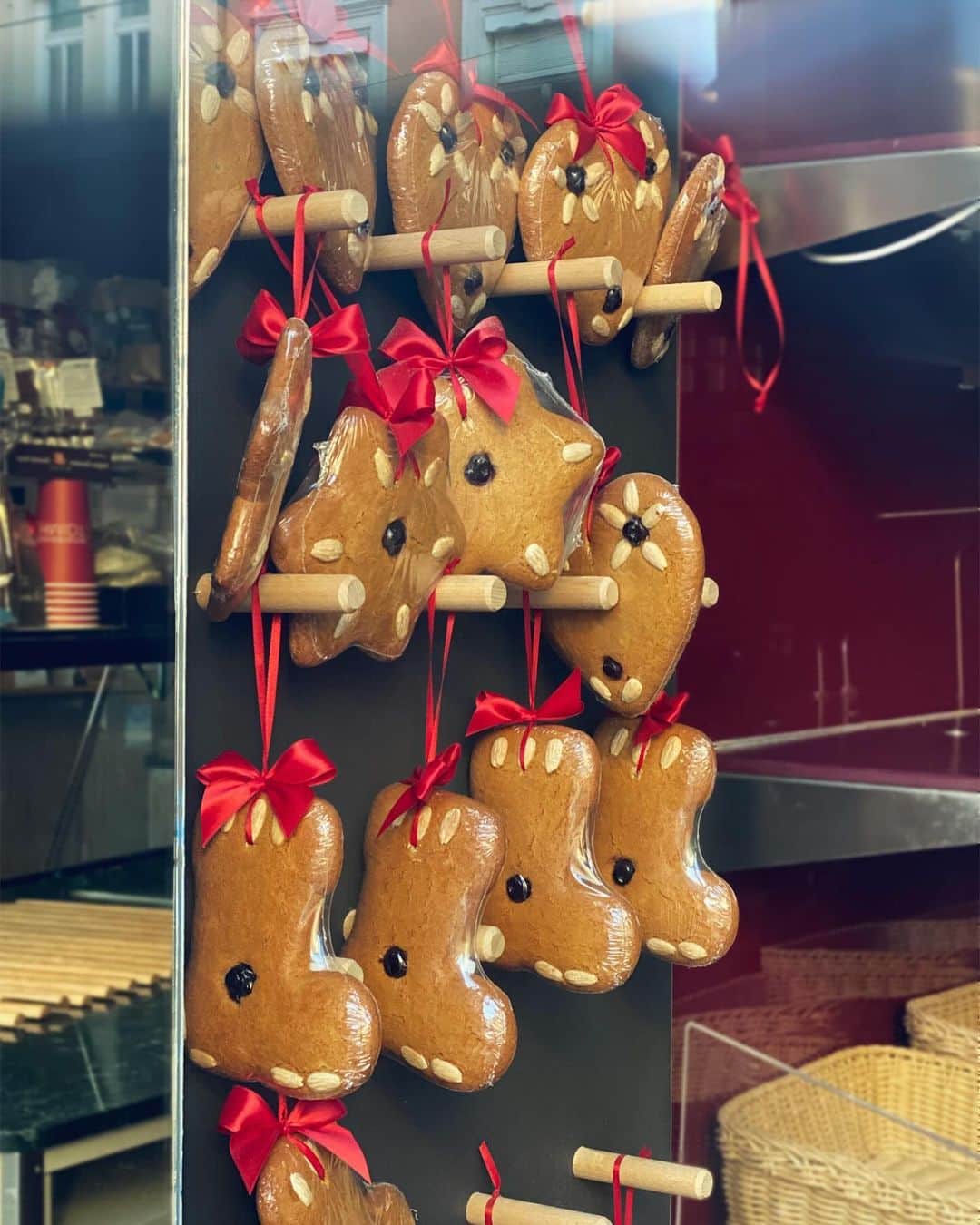 オルネ ド フォイユさんのインスタグラム写真 - (オルネ ド フォイユInstagram)「世界のお菓子のはなし🍪  クリスマスのお菓子といえば、 ドイツの伝統菓子シュトーレンが有名ですが 実は本場ドイツではシュトーレンよりも 気軽によく食べられている焼き菓子に レープクーヘン（Lebkuchen）があります。  丸い形が一般的なようですが、 クリスマスマーケットではハートやブーツの形のものが オーナメントのように飾られています。  去年、ドイツで暮らすスタッフが お土産に買ってきてくれたレープクーヘンは、 しっかりしたハチミツの甘さと シナモンやショウガなどのたっぷりのスパイスで クセになる美味しさでした🤤  🎄🧇  そしてもうひとつ、クリスマスのお菓子には 「ネクスト・シュトーレン」とも呼ばれている ベラベッカ（Berawecka）があります。  洋酒に漬け込んだドライフルーツと ナッツがたっぷり入った、大人な味わいの焼き菓子。  シュトーレンはドイツのお菓子ですが ベラベッカは、フランスのアルザス地方が発祥です。  シュトーレンと同じようにクリスマス当日まで、 薄く切り分けて食べるのが一般的。 日を追うごとに味の深みが増していくのも特徴だそうです。  海外の伝統的なお菓子を味わえるのも クリスマスの楽しみのひとつですよね☕️  ——————————————— オルネ ド フォイユ不動前店では Hummeさん @hidekuni.mw  ベラベッカを12月限定で販売しています🍷 （画像の5〜7枚め）  詳しくはこちら→ @orne_fudomae ———————————————  #ornedefeuilles #オルネドフォイユ #クリスマス #クリスマス準備 #クリスマスのお菓子 #シュトーレン #ベラベッカ #レープクーヘン」12月9日 10時03分 - ornedefeuilles