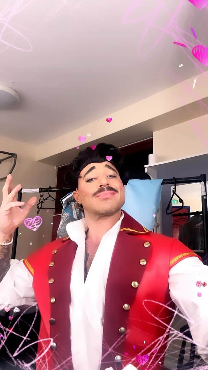 ダンカン・ジェイムスのインスタグラム：「Opening night and #danton is ready! #beautyandthebeast @sheffieldtheatres @evolutionpantomimes #gaston」