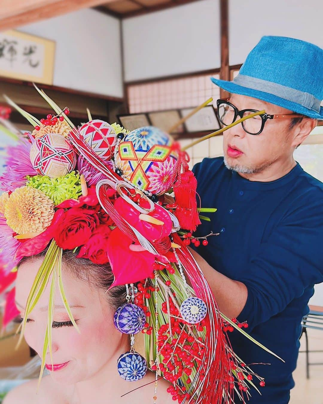 宮内 孝之 花飾人 花の妖精さんのインスタグラム写真 - (宮内 孝之 花飾人 花の妖精Instagram)「艶花 日本古来の髪飾り→新しい時代 花は幸せの始まり みんなが笑顔に　楽しくワクワク  #TakayukiMiyauchi  #宮内孝幸 #宮内孝之 #フラワーアーティスト  #日本文化　 #ヘアーフラワー　 #髪飾り　 #生花　 #華道家　 #艶花　 #いけばな  #Japan  #フラワーライブショー　 #SDGS  #花の力 #LosAngeles   ▼公式サイト  www.takayukimiyauchi.com  #THEGOODFLOWERJAPAN #花空間装飾 #flower  #flowers」12月9日 10時23分 - miyauchi_takayuki_flowers