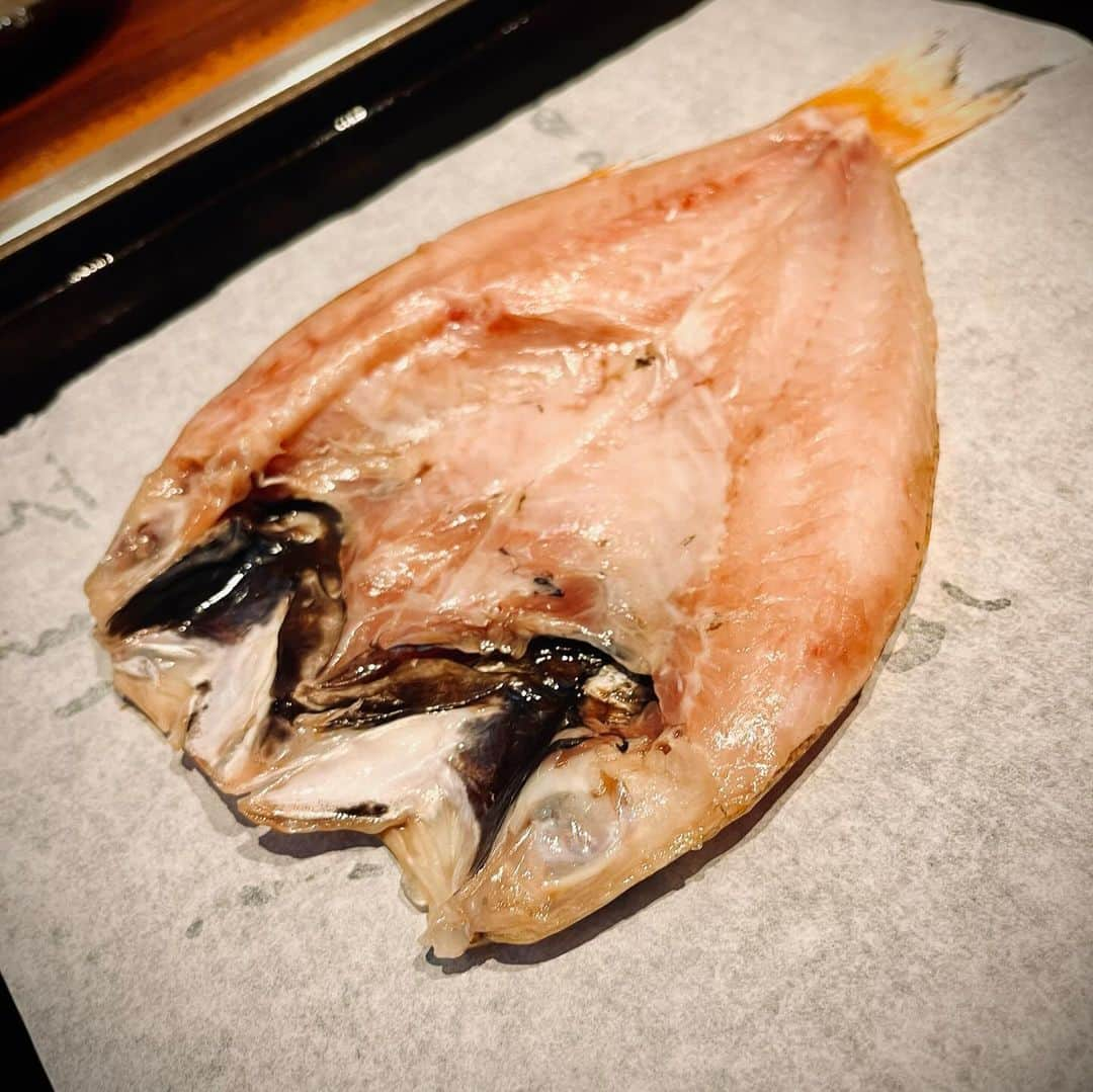 田辺晋太郎さんのインスタグラム写真 - (田辺晋太郎Instagram)「【海鮮問屋が営む超大人気もんじゃ屋！月島もへじ本店！】  #月島 といえば #もんじゃ焼き と誰もが連想出来るようになる前から海鮮問屋を営んでいた老舗が始めたこちらが #もんじゃストリート に君臨する一大勢力 #月島もんじゃもへじ の本店。どうしてもこちらの #もんじゃ が食べたく再訪。  #もへじ の素晴らしさはなんと言っても #海鮮 の素晴らしさ！ 毎回楽しみな #のどぐろ の一夜干しは悶絶の旨さがある。  #明太子もちチーズもんじゃ はビジュアルもよき！味も出汁がさすがの仕事、いくらでも食べられる。  追加でイカスミもんじゃも頼んだがまぁこれも旨味の塊、酒が進む！！  そして本来は #お好み焼き のお店でよく食べる #とんぺい焼き もこちらでは作る際に一工夫、断面にきちんと黄身が見えるようになっている、ソース味もきちんと美味しい。  店を出てストリートを歩くと、月島もんじゃもへじのはなれ、はなれのはなれ、新しく出来た総本店まどこも大行列！！さらにははなれのはなれのはなれも近日オープンとはこれまたすごい。  全国に店舗が爆増中の月島もんじゃ もへじグループ、そりゃ流行るよね！味よし、スタッフさん良し、値段も良し！！  #用賀 に出来ないかなーww  #肉マイスター  #田辺晋太郎 #魚介 #tsukishima  #和牛 #焼肉」12月9日 10時23分 - meat_meister_tanabe_shintaro