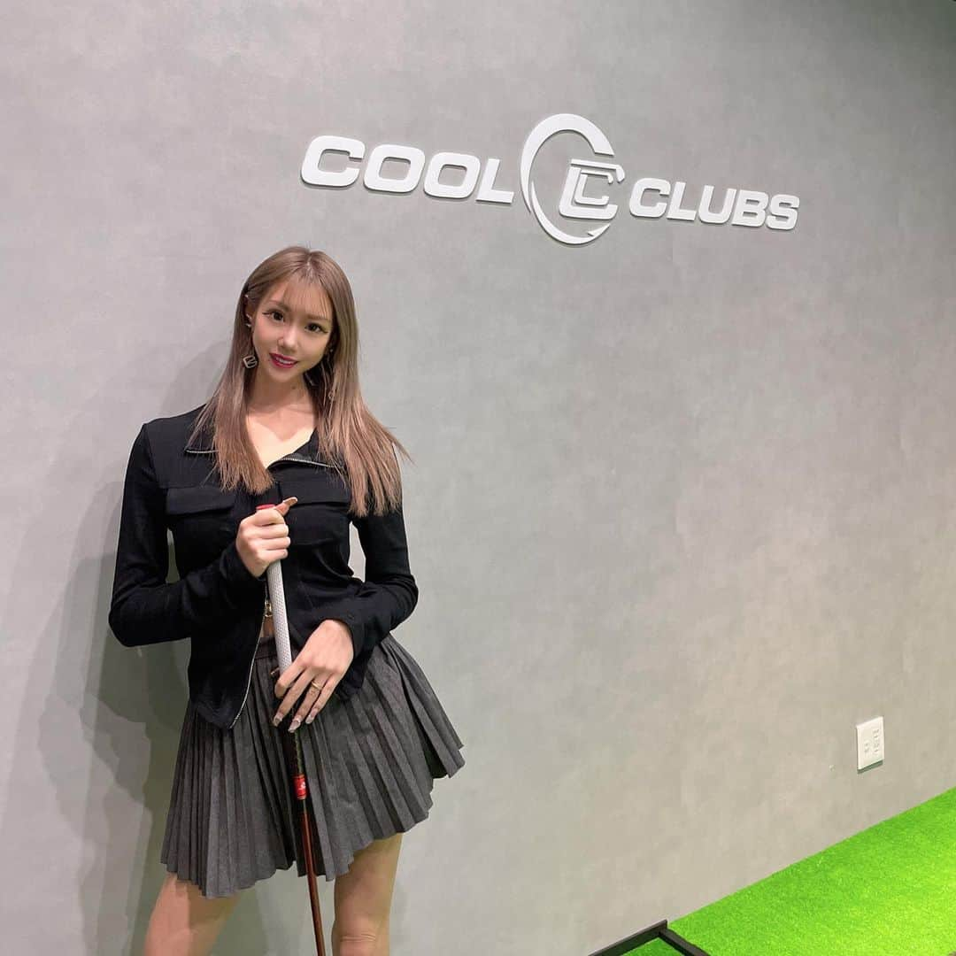 RIIAさんのインスタグラム写真 - (RIIAInstagram)「寒いの苦手すぎて室内で⛳️ 自分に合ったドライバー一生懸命に選んでくれました🥺🙏 まだまだ未熟だけど頑張りますっ！ @lovy_enomoto」12月9日 10時36分 - airi21202