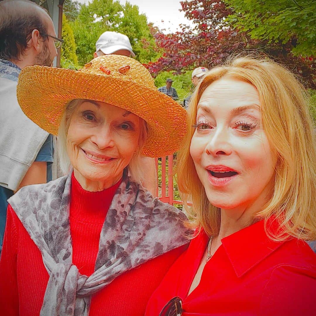 シャロン・ローレンスのインスタグラム：「More about my first love, as she makes her 85th lap around the sun. I’m not biased-anyone who knows my Mom, Earlyn, agrees that she’s special 😘」