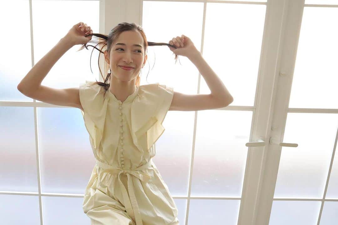 伶美うららさんのインスタグラム写真 - (伶美うららInstagram)「皆さまカレンダーのお申し込みありがとうございます☺️🌿 特典付きのカレンダーの予約受付は、 明日12/10(日)23:59までとなっております🙌✨ この機会に特典付きを是非ゲットしてくださいね🤍  🔽  "2024年カレンダー特典付き予約"  今年は"Natural"をテーマに、素敵なハウススタジオで撮影しました。リラックスした雰囲気をメインに、ほっこりするような私らしい自然体のカットを集めました♡ 2024年カレンダー、ぜひ見て頂けましたら嬉しいです🌿  -Urara Reimi 2024 calendar-  【予約受付 日時】 11月23日(木) 22:00〜 12月10日(月)23:59 〆切  特典付き予約受付はBASEショップにて先行受付開始です! (ファンミーティングでのお渡し会ご希望の方はファンミーティングのお申し込みよりお手続き下さい。)  卓上サイズ182×140mm  全13枚（両面印刷/全26ページ）  ¥2,800 (税込) +送料  【先行予約特典】 1冊...サイン入りカレンダー 2冊以上...サイン入りカレンダー+オリジナル ポケットカレンダー(1枚)  ※先行画像は全てサンプルとなります。 ※お届けはクリスマス以降の予定です  詳しくはハイライトをご覧下さい🌿」12月9日 10時47分 - urara_reimi