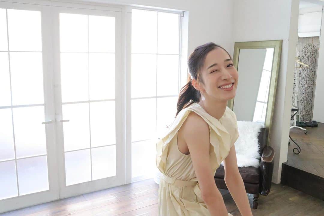 伶美うららさんのインスタグラム写真 - (伶美うららInstagram)「皆さまカレンダーのお申し込みありがとうございます☺️🌿 特典付きのカレンダーの予約受付は、 明日12/10(日)23:59までとなっております🙌✨ この機会に特典付きを是非ゲットしてくださいね🤍  🔽  "2024年カレンダー特典付き予約"  今年は"Natural"をテーマに、素敵なハウススタジオで撮影しました。リラックスした雰囲気をメインに、ほっこりするような私らしい自然体のカットを集めました♡ 2024年カレンダー、ぜひ見て頂けましたら嬉しいです🌿  -Urara Reimi 2024 calendar-  【予約受付 日時】 11月23日(木) 22:00〜 12月10日(月)23:59 〆切  特典付き予約受付はBASEショップにて先行受付開始です! (ファンミーティングでのお渡し会ご希望の方はファンミーティングのお申し込みよりお手続き下さい。)  卓上サイズ182×140mm  全13枚（両面印刷/全26ページ）  ¥2,800 (税込) +送料  【先行予約特典】 1冊...サイン入りカレンダー 2冊以上...サイン入りカレンダー+オリジナル ポケットカレンダー(1枚)  ※先行画像は全てサンプルとなります。 ※お届けはクリスマス以降の予定です  詳しくはハイライトをご覧下さい🌿」12月9日 10時47分 - urara_reimi