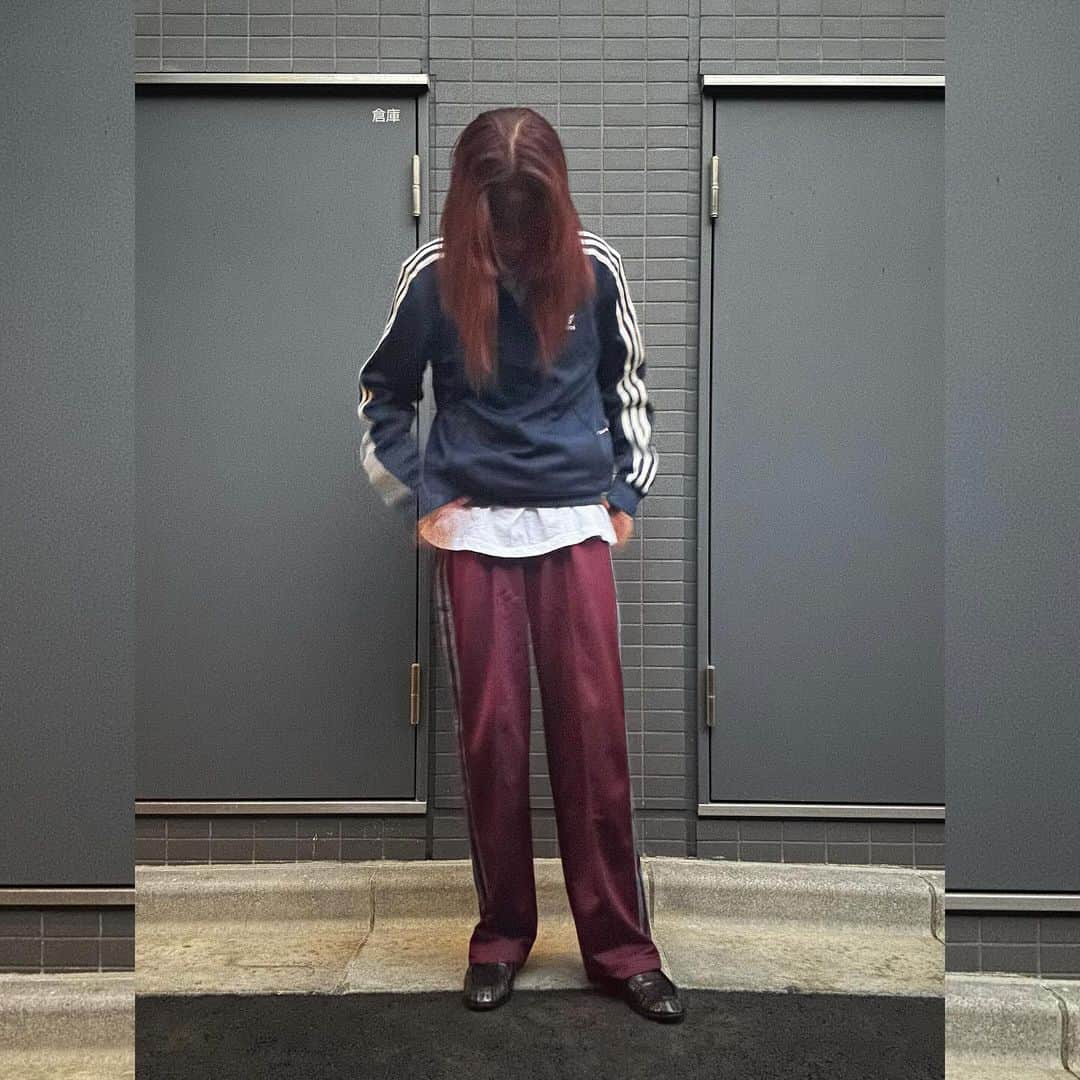 新谷仁美さんのインスタグラム写真 - (新谷仁美Instagram)「万能すぎるトラックパンツ❤️‍🔥 何色か持ってるけど今一番好きなんはマルーン ジャージはレザーアイテムと組み合わせるんがお気に入り✨  【色：商品番号】 ブラック：IK9152 マルーン：IN1004 #adidasoriginals」12月9日 11時00分 - iam_hitominiiya