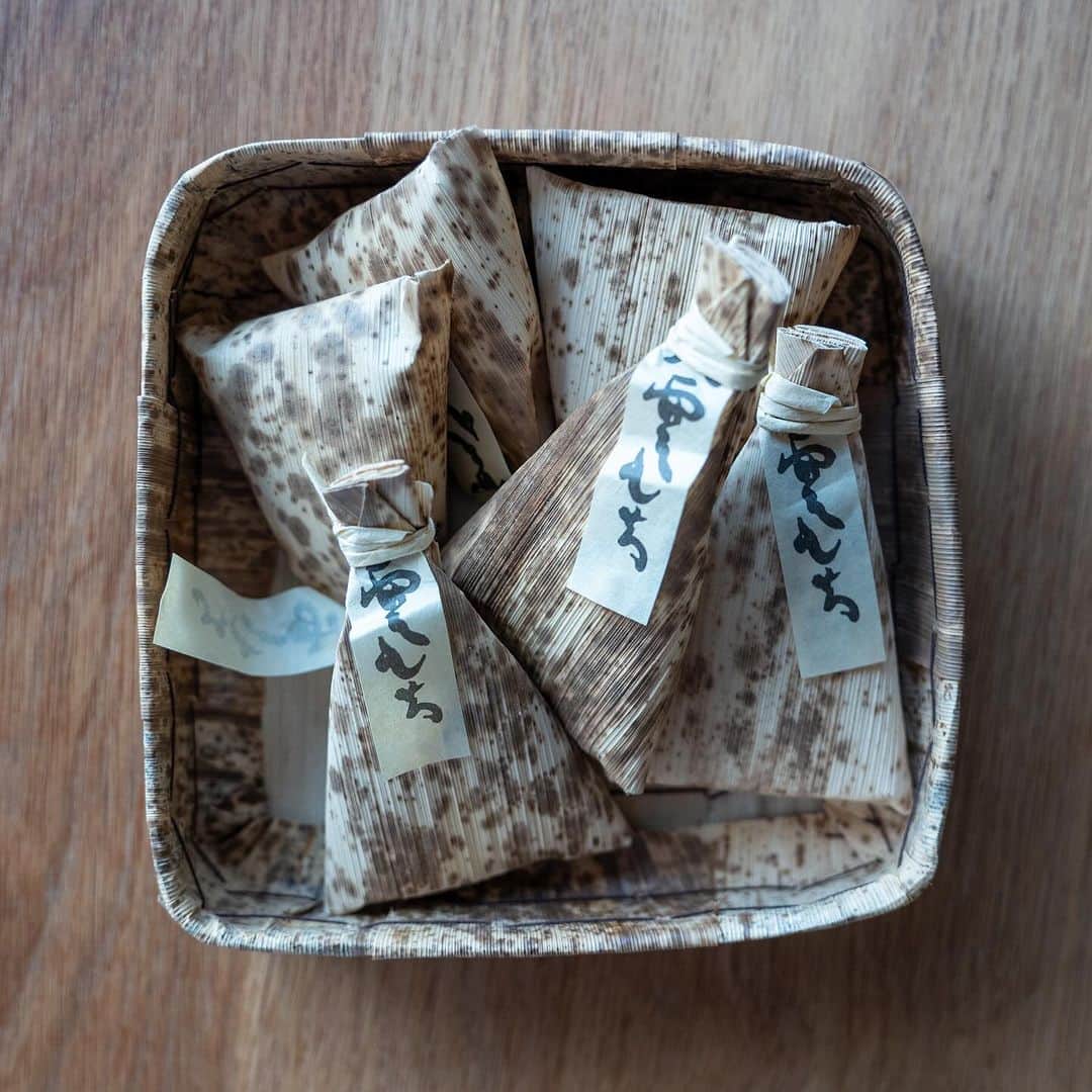 武井義明さんのインスタグラム写真 - (武井義明Instagram)「「ちもと」の八雲もちをいただきました。カシューナッツの入った黒糖の求肥です。おいしいなー。」12月9日 10時54分 - bebechef