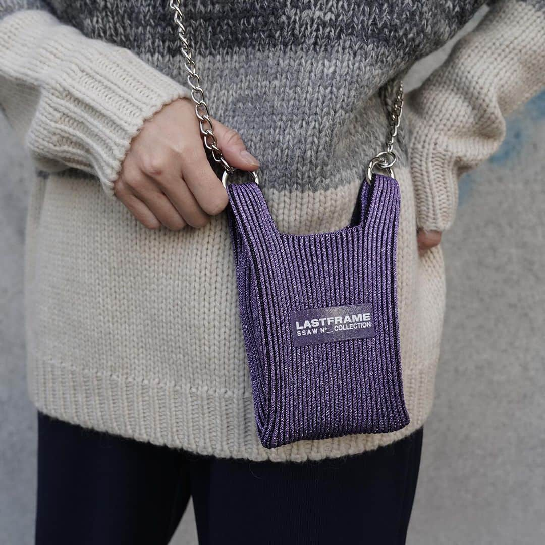 MāWさんのインスタグラム写真 - (MāWInstagram)「. [LASTFRAME] KYOTO METALLIC MARKET BAG MICRO-STRAP(Purple).  しっかりとした肉感を持たせる為に、伸縮性のあるポリエステル糸を本製品用に別注で撚糸をした素材を使用。 日本国内に数台しかない特殊な編み機を使用し、通常の編み機では再現出来ない細かな柄表現が可能なその特性を活かし、インターシャ編みで細かな柄を編み立てている。  張り感ある素材でありながらも軽く、縦には伸びにくいが横への伸縮性は十分にあり、見た目以上の収納力で使いやすさが特徴のニットバッグ。  24pre-spring新作のチェーンストラップ付きです。  -  #mawsapporo #MāW #insonlinestore #lastframe #sapporo #hokkaido #23aw」12月9日 10時57分 - maw_sapporo