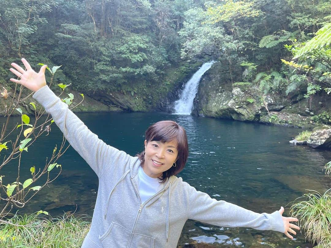 石原詢子のインスタグラム：「奄美大島を満喫中！  #奄美大島 #１日観光 #マテリアの滝 #マングローブ茶屋 #マングローブ #カヤック #ガジュマルのトンネル #大浜海浜展望所 #夕陽 #星空 #満天の星 #石原詢子」