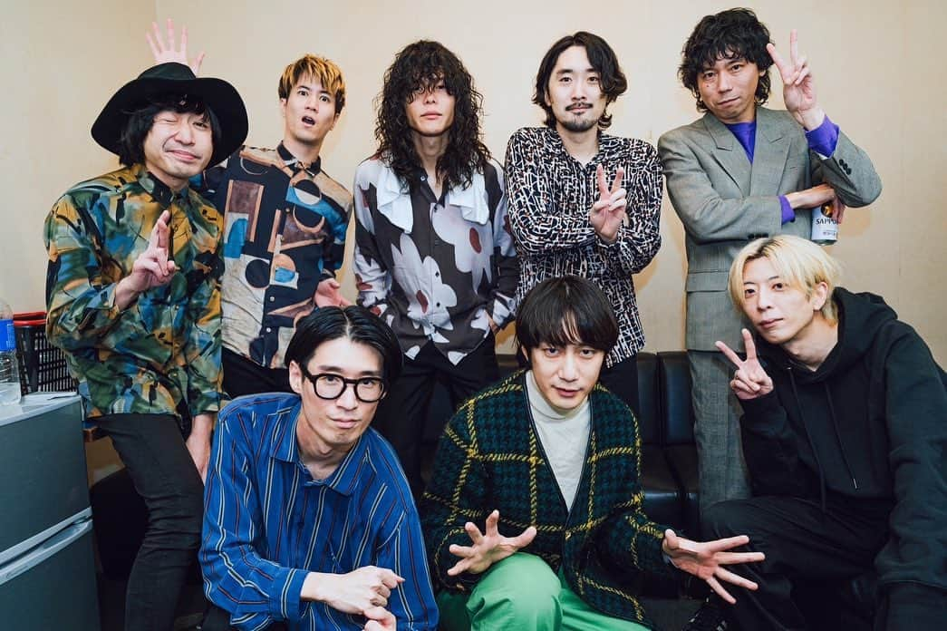 THE BAWDIESさんのインスタグラム写真 - (THE BAWDIESInstagram)「先日は、夜の本気ダンス15周年のツアーに参加させていただきました！ 2日間もう完全に楽し過ぎて、これからもずっと一緒にやっていきたい！ またすぐにやろうね！  …あの日から米田くんにNBAの魅力を伝えるべく、毎日大量の動画を送り付けていますが…とうとう返信が途絶えました。。 元気にしているでしょうか？ご飯はちゃんと食べていますでしょうか？…おじさんは心配です。返信待ってます。  そして昨夜は盛岡CLUB CHANGE20周年のお祝い！やっぱライヴハウスってこれだよな！距離感、熱気、全て最高でした！これからも共に転がり続けていきましょう！  参加してくれた皆様！ありがとうございました！  Roy  #bawdies #thebawdies #夜の本気ダンス #バスケットボールハラスメント #盛岡clubchange」12月9日 11時08分 - thebawdies