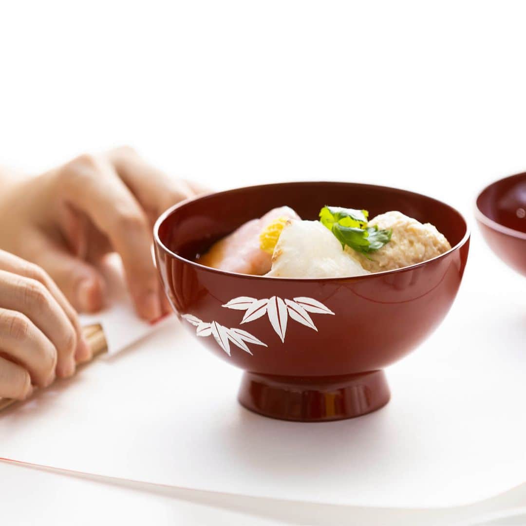 栗原はるみ「ゆとりの空間 」さんのインスタグラム写真 - (栗原はるみ「ゆとりの空間 」Instagram)「. ＼お正月の食卓を楽しんで／ 「続けていきたい、おせち作り」  お正月の食卓を彩るおせち料理。  年に一度、日本の伝統の食卓を楽しむのは お正月ならではです。  おせち料理はハードルが高いと思われがちですが、 ふだんの料理を作るように 好きな料理や、作りやすい基本の1～2品から スタートすると、挑戦しやすくおすすめです。  作れる品数によって、どんなしつらえにするか 考えるのも、お正月ならではの楽しみです。  毎年少しずつ品数を増やしながら、 器や盛りつけを楽しんで、 おせち料理を作り続けていきましょう。  --- 笹 三段重 [33,000円（税込）] （品番：W23A030631090）  笹 蓋つき椀 [6,600円（税込）] （品番：W23A031611090）  山中塗 足つき膳 [33,000円（税込）] （品番：W23A034651050）  波佐見焼 小皿 梅 [1,100円（税込）] （品番：K23A043021090）  輪花ミニカップ [660円（税込）] （品番：K15S076161014）  みずき トレー 中 [1,320円（税込）] （品番：K14A233031013）  有田焼 花型小鉢 白 [1,760円（税込）] （品番：K22A117072011）  有田焼 木瓜小鉢 呉須 [1,540円（税込）] （品番：K23A048072090）  花型 長角皿 白磁 [1,980円（税込）] （品番：K23A022032010）  越前塗 刷毛目塗り分け箸 黒 [2,860円（税込）] （品番：W23A022502080）  波佐見焼 ひょうたん豆皿箸置き 絵付け [770円（税込）] （品番：K22A093011091） ---  詳しくはプロフィールのリンクから @yutorino_kukan  #新商品 #食器 #器 #調理道具 #調理器具 #お正月 #お正月料理 #正月 #お正月テーブルコーディネート #おせち料理 #お節 #おせち作り #器のある暮らし #丁寧な暮らし #ゆとりの空間 #オンラインショップ #栗原はるみ #yutorino_kukan #yutorinokukan #sharewithkuriharaharumi」12月9日 11時00分 - yutorino_kukan