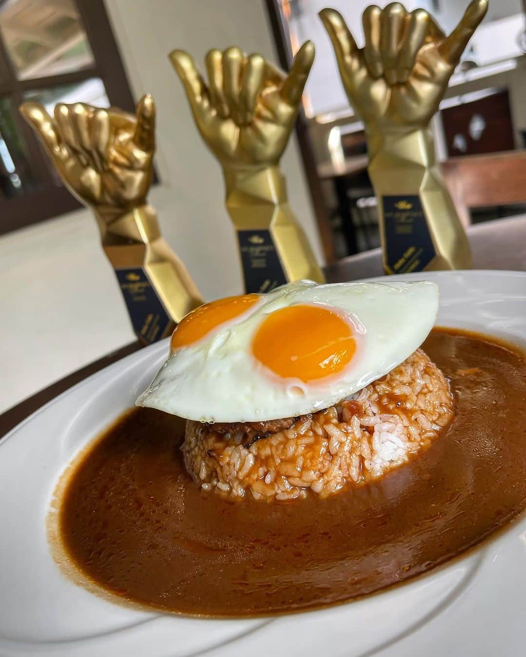 alohatable_waikikiのインスタグラム：「Ranked the best in Hawaii for a REASON 😉   #zetton #locomoco #locomococravings #cravings #friday #alohafriday」