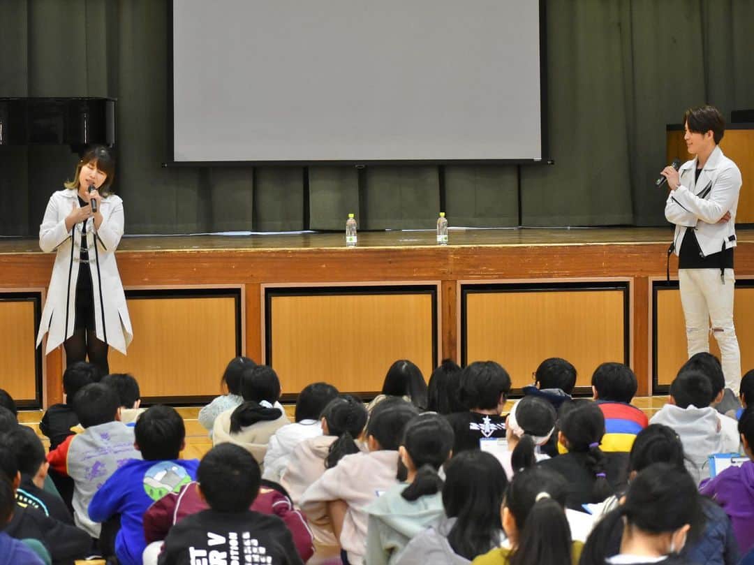 たけるさんのインスタグラム写真 - (たけるInstagram)「昨日はウルトラのご縁で、なんと埼玉県にあるふじみ野市立福岡小学校にて子ども達の前でお話とライブをさせて頂きました🙌・ ・ 名前からもご縁を感じる学校。・ ・ ・ テーマは『夢を持つこと』と『絆を大事にすること』。集まってくれた四年生全員が、僕たちの辿々しい話に真剣に耳を傾けてくれて感激😭・ ・ 皆の真っ直ぐな心にこちらが気付かされる事ばかりでした。・ ・ 久しぶりの体育館の香り、空気感に浸りながら歌うウルトラソングも胸がギュッとなる温かさ🎤✨・ ・ 手拍子や振りも嬉しかったーーー🤩・ ・ ・ 四半世紀ぶりの給食も頂けて興奮‼️そして美味しくてびっくり‼️・ ・ ・ 素敵な機会を下さった校長先生に感謝です。本当にありがとうございました🙇‍♂️・ ・ ・ #子供の頃駅伝に出るのが夢だった校長先生 #怪我にも挫折せず見事出場 #凄い #夢を叶える力 #学校訪問 #ボイジャー #TAKERU #瀬下千晶 #ウルトラマン #エントリーサービスプロモーション」12月9日 11時05分 - take_yan78