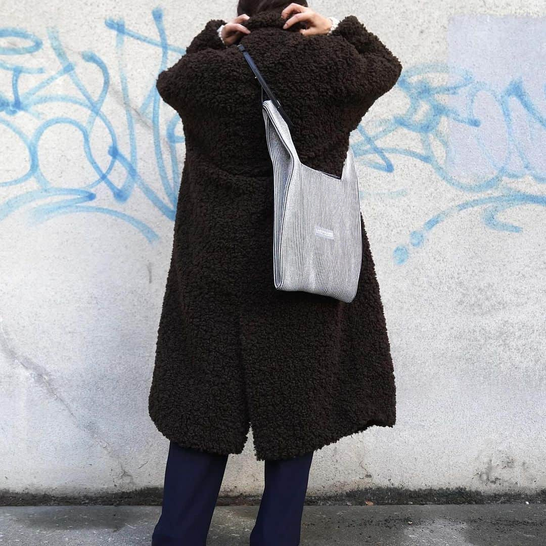 MāWさんのインスタグラム写真 - (MāWInstagram)「. [LASTFRAME] KYOTO METALLIC MARKET BAG MEDIUM-STRAP(Silver).  しっかりとした肉感を持たせる為に、伸縮性のあるポリエステル糸を本製品用に別注で撚糸をした素材を使用。 日本国内に数台しかない特殊な編み機を使用し、通常の編み機では再現出来ない細かな柄表現が可能なその特性を活かし、インターシャ編みで細かな柄を編み立てている。  張り感ある素材でありながらも軽く、縦には伸びにくいが横への伸縮性は十分にあり、見た目以上の収納力で使いやすさが特徴のニットバッグ。 エコレザーストラップ付きです。  -  #mawsapporo #MāW #insonlinestore #lastframe #sapporo #hokkaido #23aw」12月9日 11時06分 - maw_sapporo