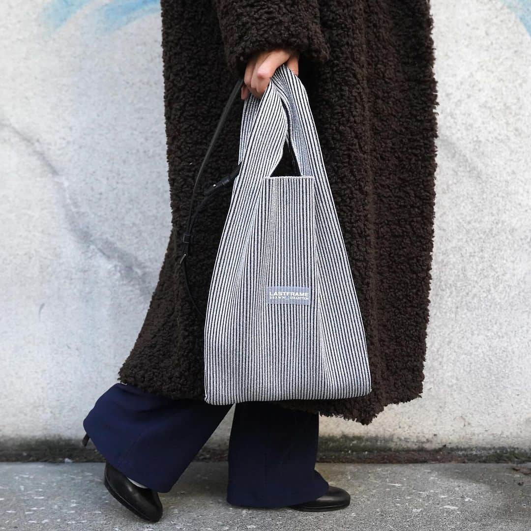 MāWさんのインスタグラム写真 - (MāWInstagram)「. [LASTFRAME] KYOTO METALLIC MARKET BAG MEDIUM-STRAP(Silver).  しっかりとした肉感を持たせる為に、伸縮性のあるポリエステル糸を本製品用に別注で撚糸をした素材を使用。 日本国内に数台しかない特殊な編み機を使用し、通常の編み機では再現出来ない細かな柄表現が可能なその特性を活かし、インターシャ編みで細かな柄を編み立てている。  張り感ある素材でありながらも軽く、縦には伸びにくいが横への伸縮性は十分にあり、見た目以上の収納力で使いやすさが特徴のニットバッグ。 エコレザーストラップ付きです。  -  #mawsapporo #MāW #insonlinestore #lastframe #sapporo #hokkaido #23aw」12月9日 11時06分 - maw_sapporo