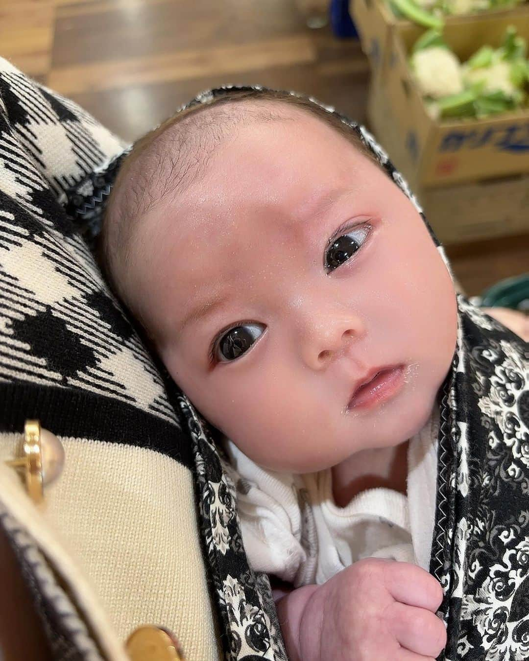 水紀華さんのインスタグラム写真 - (水紀華Instagram)「産まれてから1ヶ月経ちました👶🤍 ⁡ ⁡ どんどん肉付きも良くなってきて ほっぺがたまらん😮‍💨❤️‍🔥笑 皆さんは何枚目が好き？😹  ⁡ ⁡  1日平均30gのところ 50g増えているのですが…！ ⁡  ⁡ ⁡ 【東洋医学の豆知識】 ⁡ 腸の状態が良いと 体重の増えも良くなる✍️ ⁡ ⁡ 胎児の時に 臓器が作られるタイミングで お母さんがどんな感情なのか？ ⁡ という事が関わっている💡 ⁡ ⁡ ⁡ 例えば肺が形成される段階で お母さんがものすごい怒りなどを持っていると ⁡ ⁡ 東洋医学的に肺が弱い体質 🟰アレルギー、外部刺激に弱い 　　腸も弱い…などになる ⁡ ⁡ ⁡ ⁡ 胎児、そして赤ちゃんは 母親の影響を物凄く受けている✍️ ⁡ ⁡ だからこそ、 ママが毎日楽しく幸せに 過ごす事が何よりも大切♡ ⁡ ⁡ ⁡ ⁡ ◼️東洋医学について学ぶ ⁡  @cocomin_school  ⁡ ◼️感情が整う投稿集  @slonm_beauty  ⁡  #東洋医学 #東洋医学講座 #体質改善 #体質改善サロン #新生児 #女の子ママ #女の子ベビー #産み分け女の子 #産み分け成功 #子育て記録 #生後1ヶ月」12月9日 11時10分 - mizuki_ah