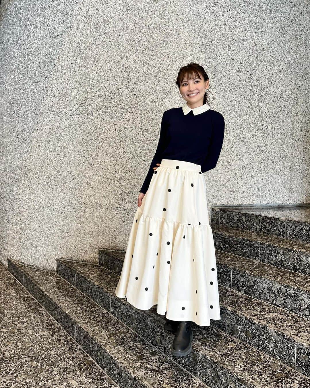 森田絵美のインスタグラム：「. 昨日の洋服👗 . 襟付きのニットに ボリューム感がお気に入りスカート🫶🏻 . #ootd #cadune #jenne #fashion #アナウンサー衣装 #山梨放送 #森田絵美」