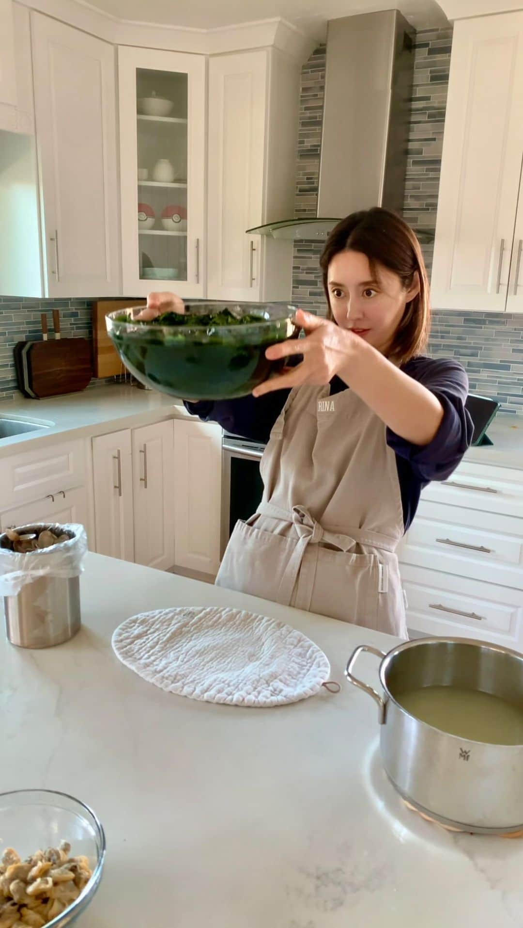 高木りなのインスタグラム：「今日はミヨック(韓国式ワカメスープ) わが家のミヨックは牛肉ではなくあさりを使います。相変わらず量が多すぎて大量のわかめに笑っちゃいました。 오늘은 미역국! 우리집 미역국은 소고기말고 조개로 만들어요. 손이 큰 저는 오늘도 양이 어마어마… 😆  - - - - - - - - - - - - - - 鍋にごま油を入れ食べやすい大きさに切ったワカメとクッカンジャン(韓国汁醤油)でよく炒め、アサリの茹でたお湯と出汁を置いて20分煮込みます。 アサリも入れてさらに5分煮込んで、動画にはありませんがにんにくのみじん切り、物足りなければエクチョで味を調えて完成。 냄비에 참기름을 붓고 먹기좋은 크기로 자른 미역과 국간장을 넣어 잘 볶고, 바지락 삶은 물과 육수를 넣고 20분 끓여요. 바지락을 넣고 5분 더 끓이고 동영상엔 없지만 다진마늘, 모자라면 액젓으로 간을 맞춰서 완성!」