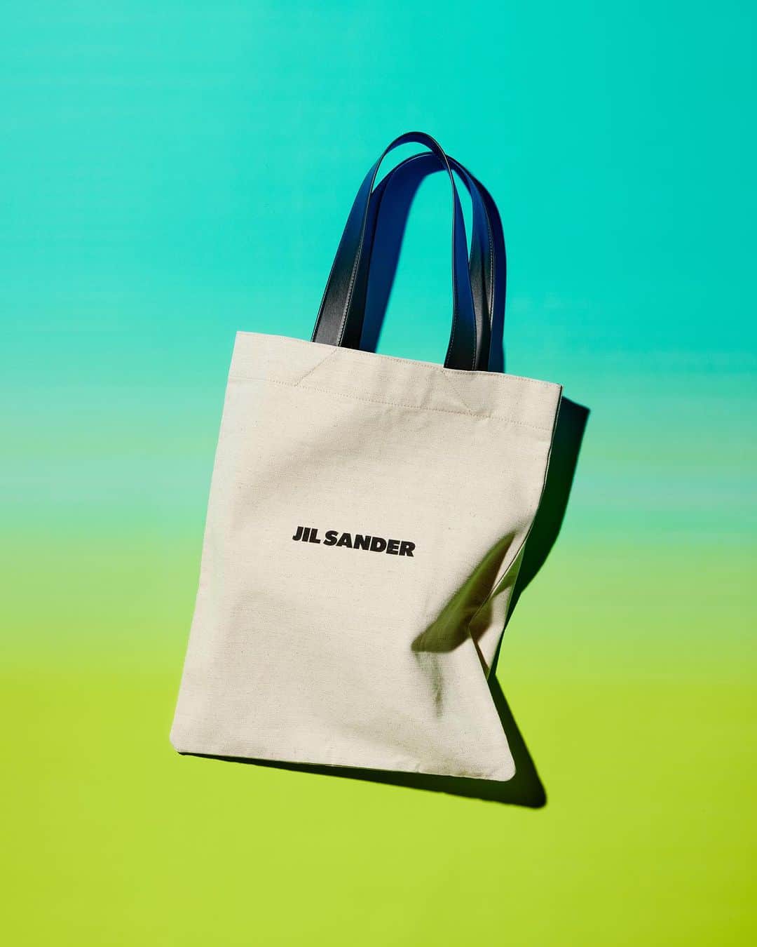 EDIFICEのインスタグラム：「. ÉDIFICE Holiday Gift Collection 2023 　　　　　　　　　　　　　　　　　　　　　　　 　　　　　　　　　　　　　　　　　　　　　　　 年の瀬迫るこの季節。 お世話になった大切な人に、今年も頑張った自分に、 気持ちの込もった贈り物を。 エディフィスには、そんなギフトに最適な銘品が勢揃い！ なかなか手が出なかったあのブランドも これぞ出会いと言わんばかりの1点物も。 目移りしそうなラインナップから、選ぶとしたらどれにしよう？ 頭を悩ますその時間もまた、きっと豊かなものになるはず。 最良の品とともに、どうぞ幸せな一冬を。 　　　　　　　　　　　　　　　　　　　　　　　 　　　　　　　　　　　　　　　　　　　　　　　 　　　　　　　　　　　　　　　　　　　　　　　 　　　　　　　　　　　　　　　　　　　　　　　　　　　　　　　　　　　　　　　　　　　　　 _______________________________________ 　　　　　　　　　　　　　　　　　　　　　　　 　　　　　　　　　　　　　　　　　　　　　　　　　　　  JIL SANDER BOOK TOTE リネンコットンのキャンバスにシンプルにロゴを載せた縦型のトートバッグ。レザーハンドルでクラス感は漂わせつつ、デイリーに使えるデザインになっている。 　　　　　　　　　　　　　　　　　　　　　　　　　　　 　　　　　　　　　　　　　　　　　　　　　　　 23092310334230 / ¥126,500  　　　　　　　　　　　　　　　　　　　　　　　 _______________________________________ 　　　　　　　　　　　　　　　　　　　　　　 　　　　　　　　　　　　　　　　　　　　　　　 　　　　　　　　　　　　　　　　　　　　　　 　　　　　　　　　　　　　　　　　　　　　　　 　　　　　　　　　　　　　　　　　　　　　　　  Art Direction : Ryota Takeuchi Photograph : Toru Oshima Development : Hayato Ida Edit & Text : Rui Konno 　　　　　　　　　　　　　　　　　　　　　　　　　　　　　　　　　　　　　　　　　　　　　　　 　　　　　　　　　　　　　　　　　　　　　　　　 　　　　　　　　　　　　　　　　　　　　　　　 　　　　　　　　　　　　　　　　　　　　　　　 ＊特集記事はプロフィール欄のリンクからチェック✔︎ 　　　　　　　　　　　　　　　　　　　　　　　 　　　　　　　　　　　　　　　　　　　　　　　　　　　　　　　　　　　　　　　　　　　　　　 　　　　　　　　　　　　　　　　　　　　　　　 　　　　　　　　　　　　　　　　　　　　　　　 　　　　　　　　　　　　　　　　　　　　　　　 #edifice #2023aw #jilsander」