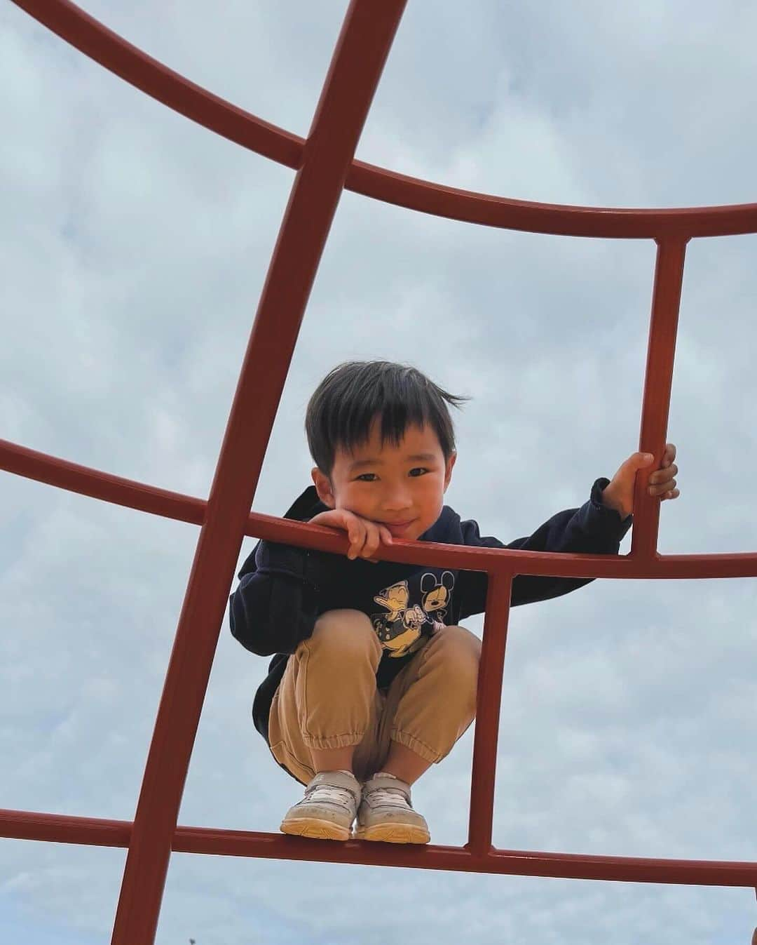 MAKI MIYAMOTO 宮本真紀さんのインスタグラム写真 - (MAKI MIYAMOTO 宮本真紀Instagram)「. 今日のコーデとうちの愉快な仲間たち👦🏻👶🏻 12月なのに外でしっかり遊べるって素敵♡  #3枚目れまの前髪どうした #スタミキコーデ」12月9日 17時06分 - makime_me_