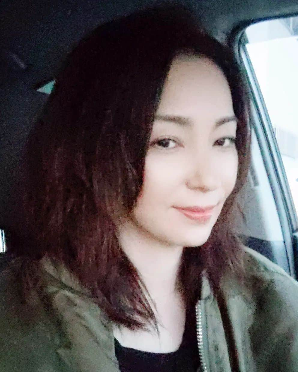 真山景子のインスタグラム：「珍しく、忘年会（お酒飲まなくなったから） 久しぶりのお友達たちと 何十年ぶりにみんなと会うかな。 みんなおじさんおばさんになってるんだろうな…w お酒やめると、こういう会にもなかなか行かなくなります。今日もお酒は飲まないけど顔出しに行くって大切だね。 お酒やめて良かったこと。記憶がなくならない。車で帰れる。節約になる😂 お酒やめてできなくなったこと。人付き合いがかなり少なくなる。でも子供が大きくなって来ると、お友達も必要だなぁと思う今日この頃。良い意味でも悪い意味でも、生活は変わる💨」