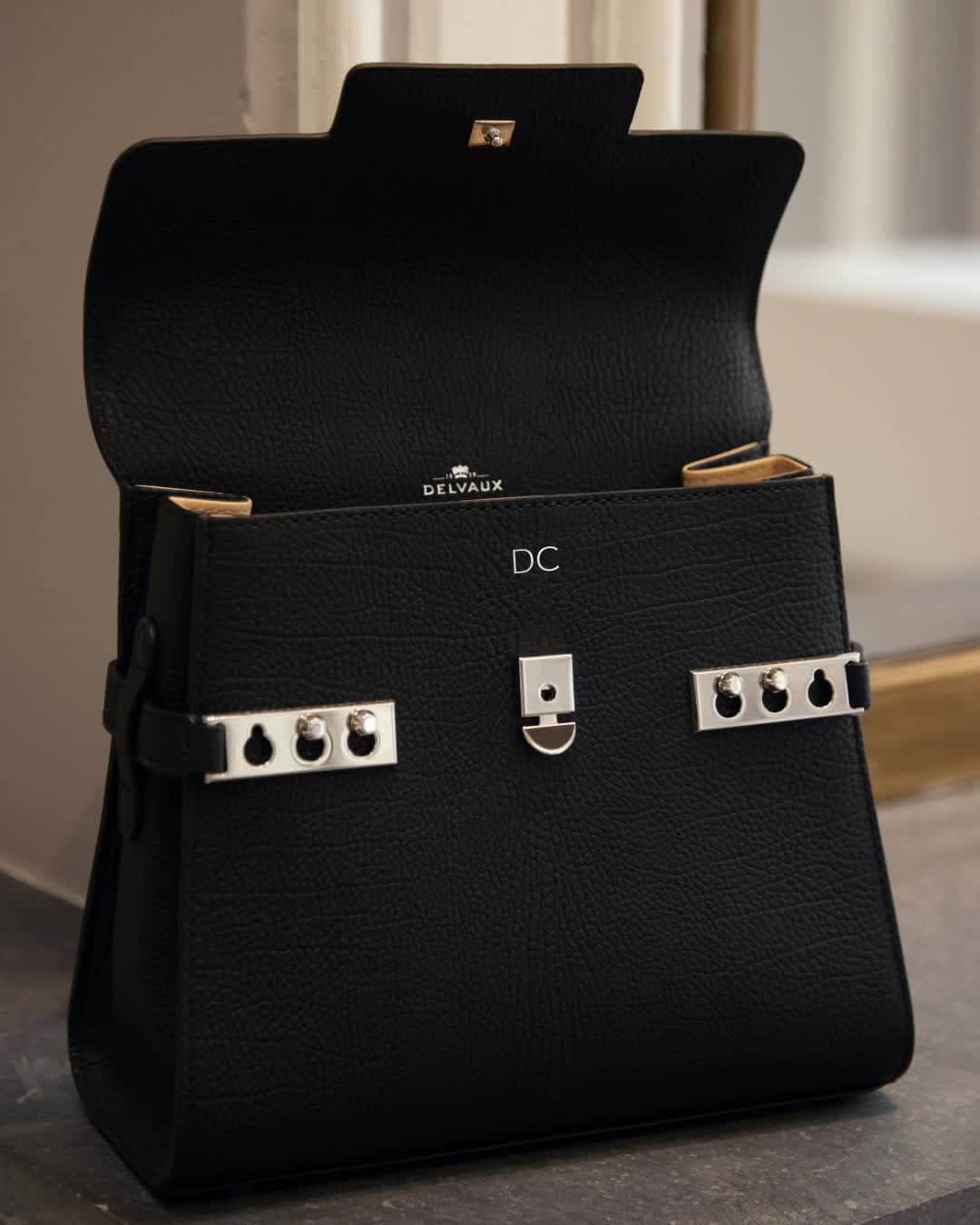 デルボーのインスタグラム：「The art of the gift. ⁣ ⁣ Delvaux’s signature hot stamping service, available in a selection of Delvaux boutiques, elevates gifting to an exceptional standard. Our collection of bags and small leather goods can be personalised with initials, a short word or date to create something special for the special people in your life.⁣ ⁣ #Delvaux.」
