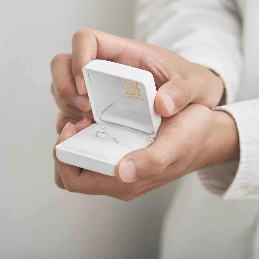 ith / イズ オーダメイド結婚指輪さんのインスタグラム写真 - (ith / イズ オーダメイド結婚指輪Instagram)「ithではプロポーズ専用リングをご用意。  大切な瞬間に間に合うように、 2023年12月21日(木)12時までのご購入で 12月22日(金)〜ご納品が可能です。  ith オンラインストアにて どの場所からでもご注文いただけます。  細部にこだわって作られた2種のデザイン。 カラーは3色ご用意しました。  婚約指輪のサイズ選びや、デザインで迷っても、 改めてパートナーと婚約指輪選びを楽しめます。  価格：35,000円 (税込) ※ithでの婚約指輪のご購入時に、指輪の代金より10％相当額をご優待いたします  プロポーズをしようと決意したあなたの 気持ちを形にしたリングです。  ***********************************  ⧉ ith 公式WEB @ith_marriage アカウントTOPへ  ☞ プロフィールURLをタップ  ⧉ 暮らしに寄り添うジュエリー ith online store ☞ @ith_jewelry  ***********************************  #結婚指輪 #マリッジリング #婚約指輪 #エンゲージリング #カスタマイズ #オーダーメイド #オーダーリング #オーダー #手仕事 #職人 #アトリエ #指輪選び #指輪探し #ダイヤモンド #クリスマス #プロポーズ #プロポーズリング」12月9日 17時00分 - ith_marriage