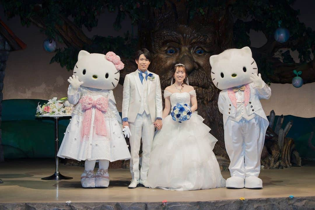 【公式】小さな結婚式さんのインスタグラム写真 - (【公式】小さな結婚式Instagram)「. @petit.wedding をフォローしてね♩ #小さな結婚式 をつけてのお写真投稿も大歓迎です♡ こちらの公式IGでリグラムさせていただきます＊ . 大好きなキャラクターである キティちゃんに祝福してもらう特別な結婚式♡ 結婚式という特別な一日だからこそ おふたりの”好き”を大切にした空間をプロデュースします。 . >>#小さな結婚式表参道店 . ——————— #petitwedding #ラヴィファクトリー #前撮り #結婚式 #プレ花嫁 #卒花 #家族婚 #少人数結婚式 #ウェディング #wedding #bridal #weddingdress #花嫁 #挙式 #結婚式準備 #式場探し #日本中のプレ花嫁さまと繋がりたい #結婚式の思い出に浸る会 #結婚準備 #東京花嫁 #ウェディングフォト #花嫁コーディネート #キティちゃん #サンリオ #サンリオウェディング #サンリオピューロランド #オリジナルウェディング #おしゃれ花嫁」12月9日 17時00分 - petit.wedding